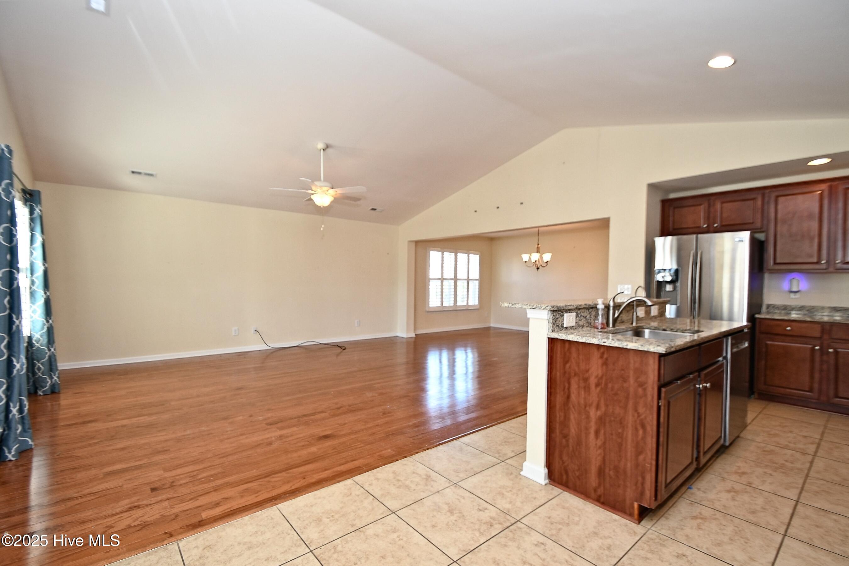 100538735 | Photo 19