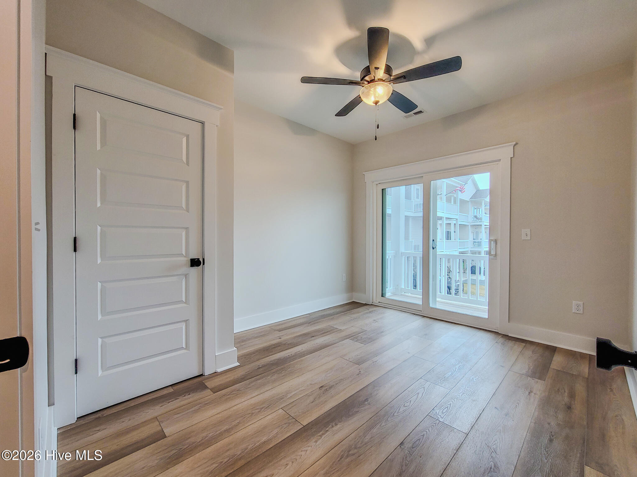 100553641 | Photo 47