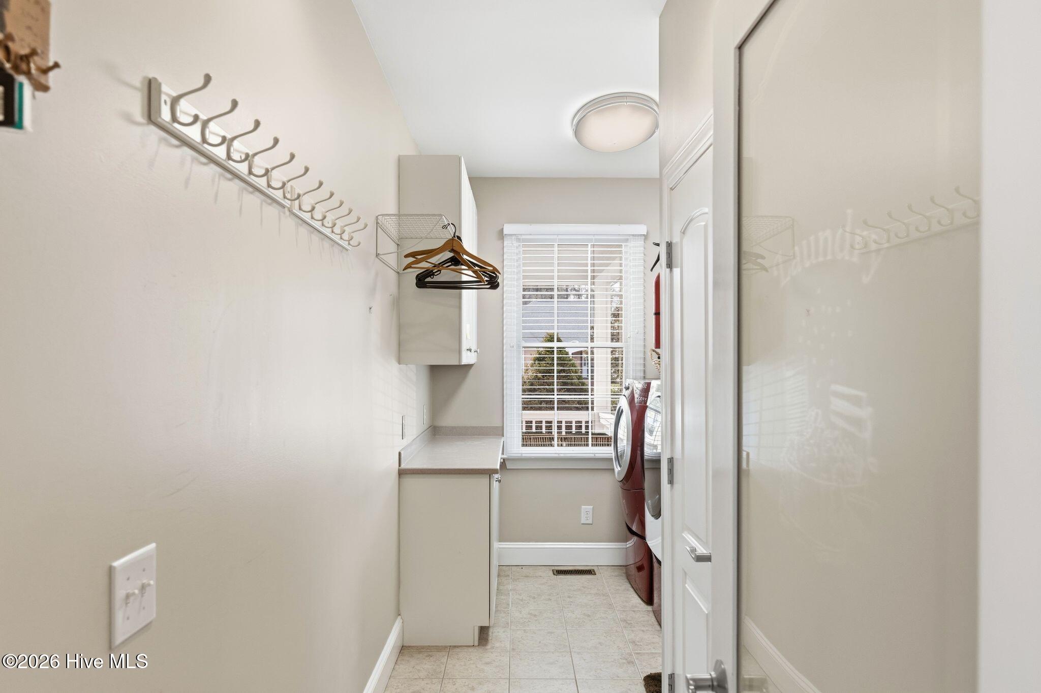 100561180 | Photo 98