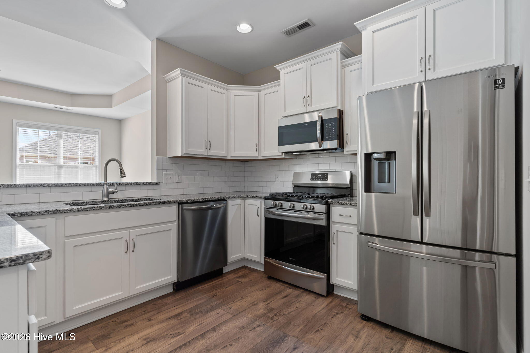 100556370 | Photo 11