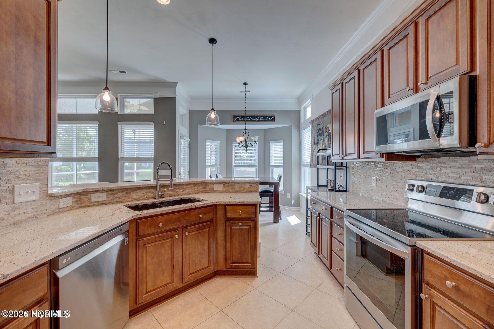 100549194 | Photo 16