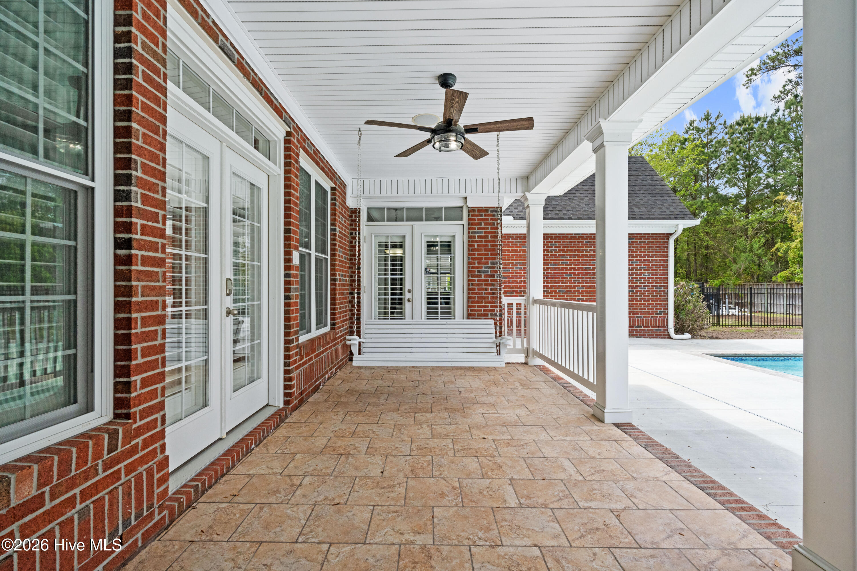 100565289 | Photo 63