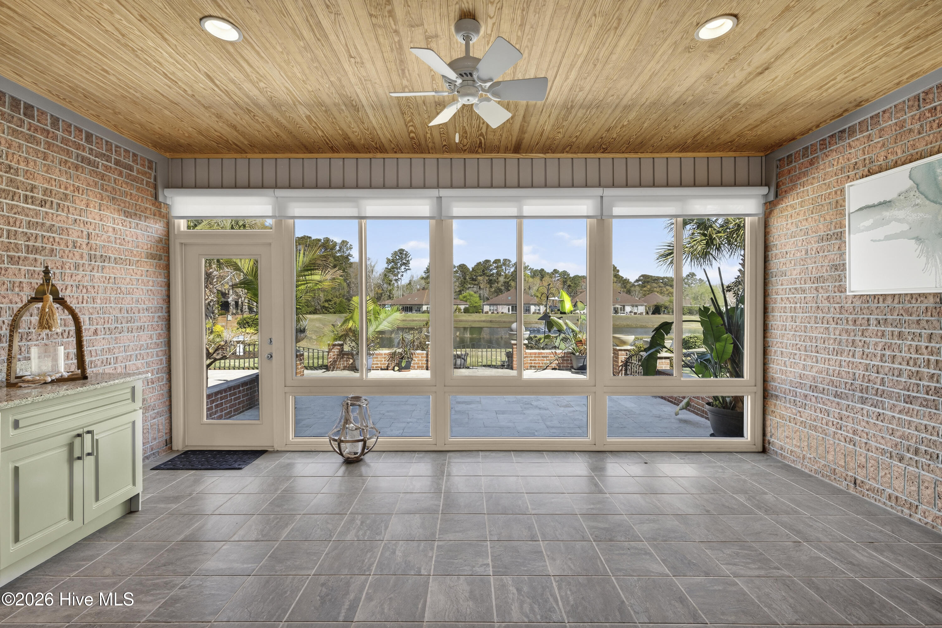 100562254 | Photo 19