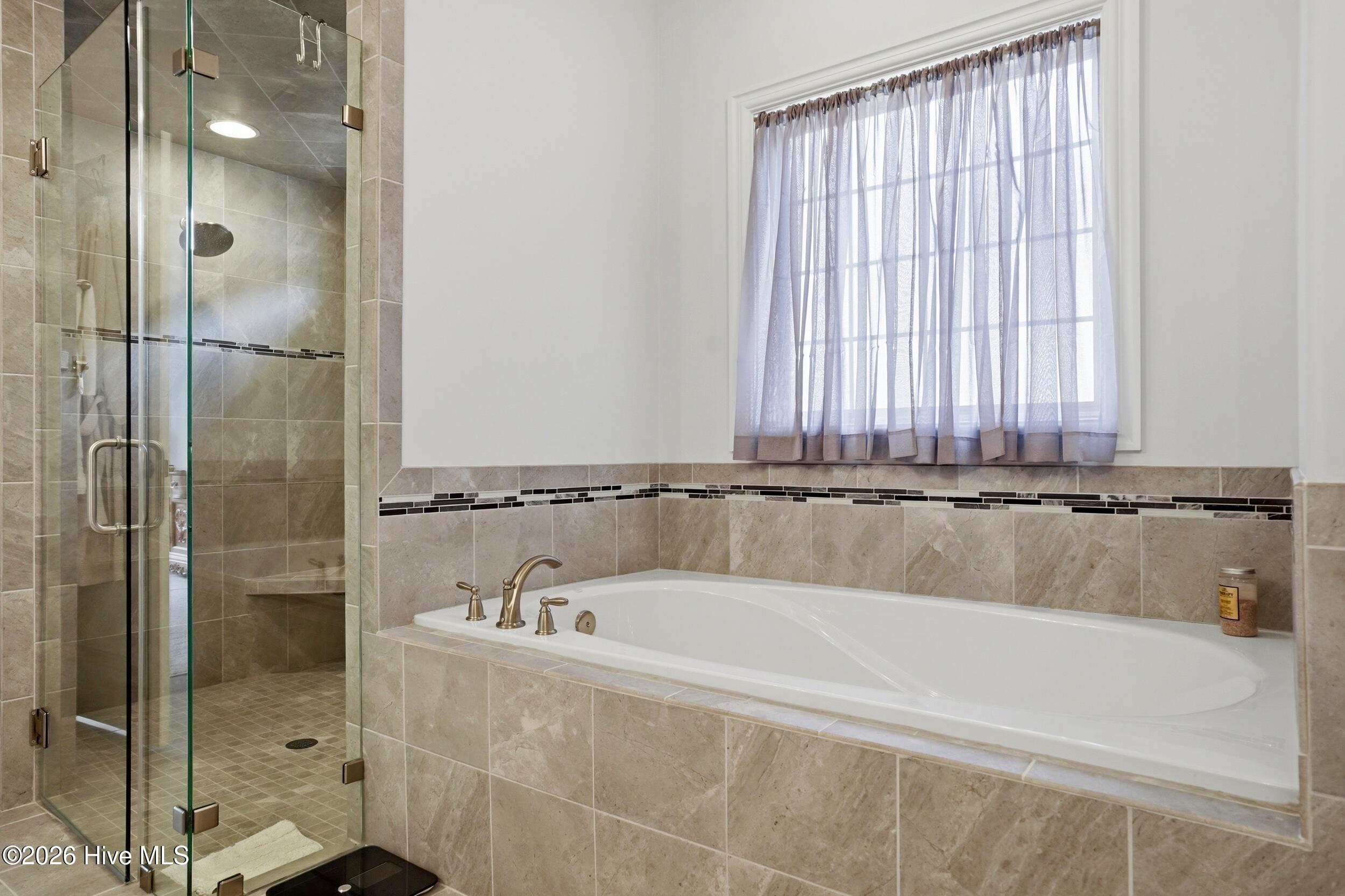 100560979 | Photo 23