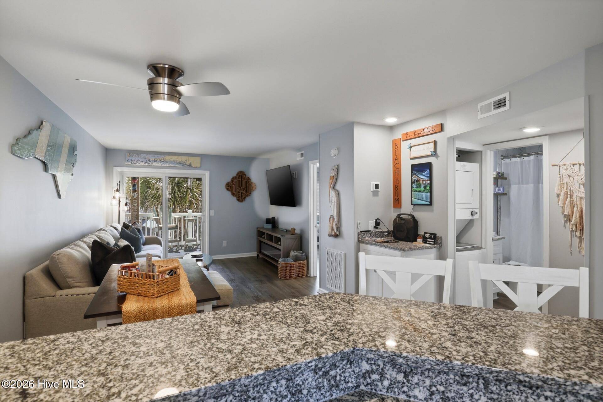 100563328 | Photo 11