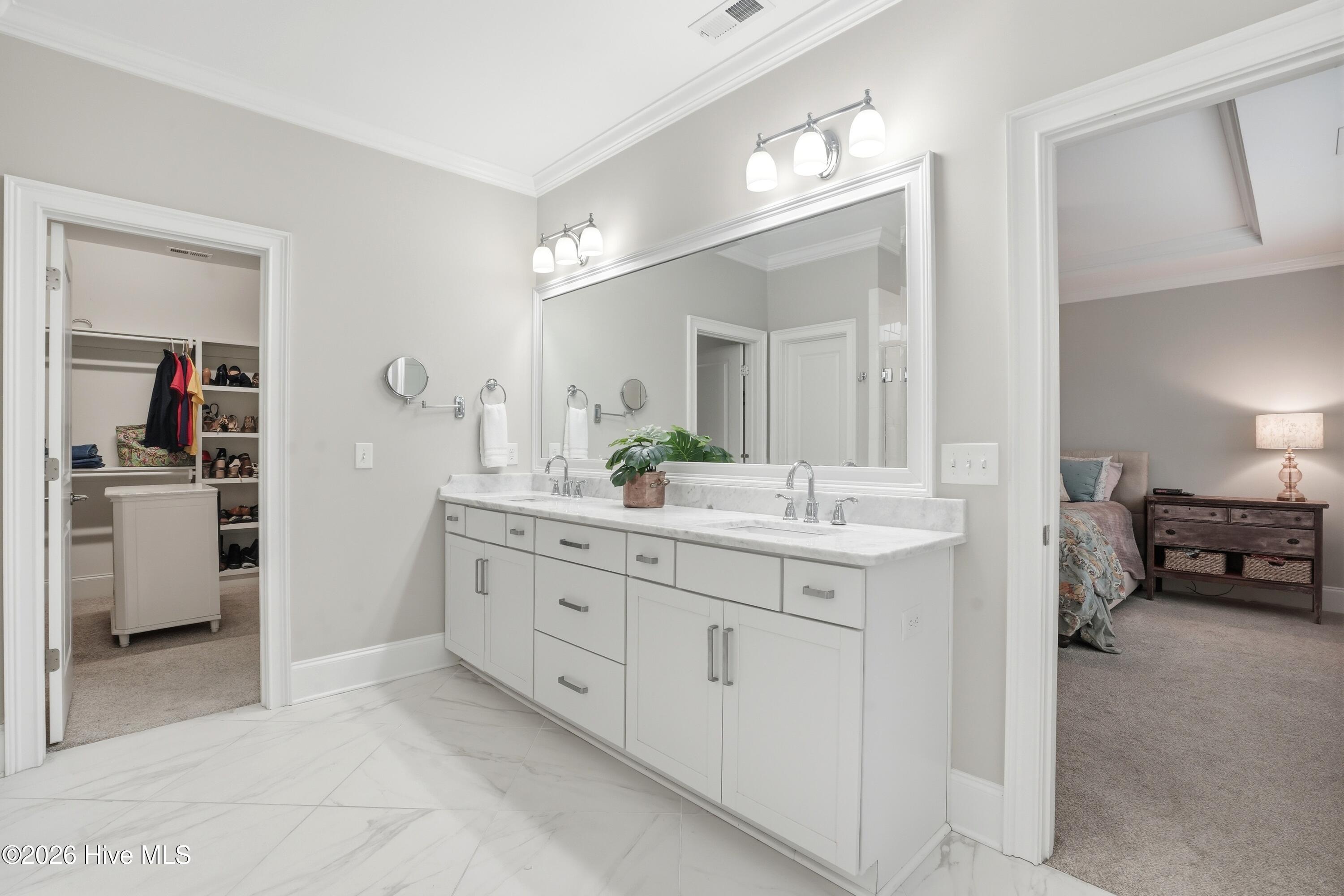 100561469 | Photo 32