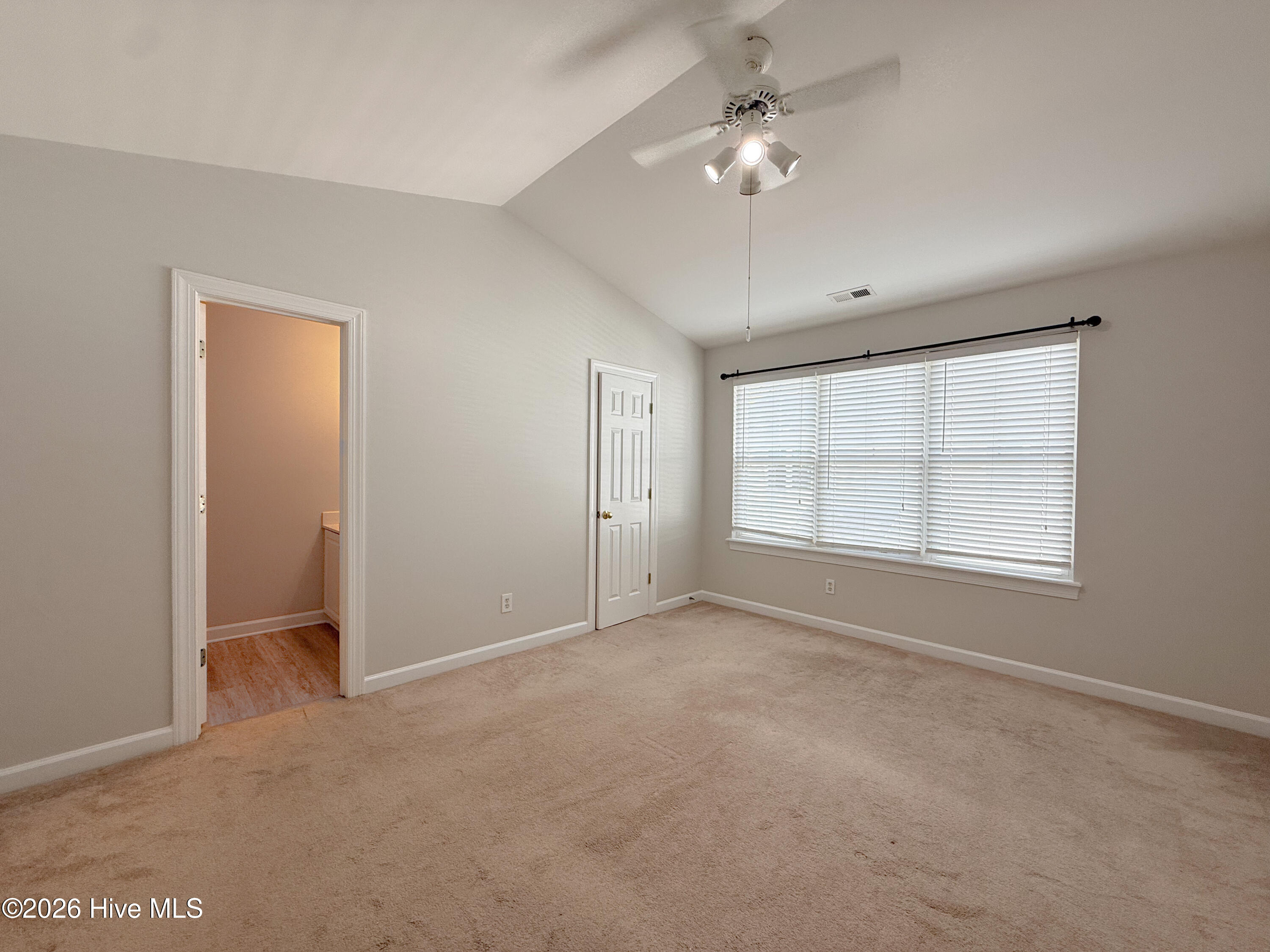 100565370 | Photo 38