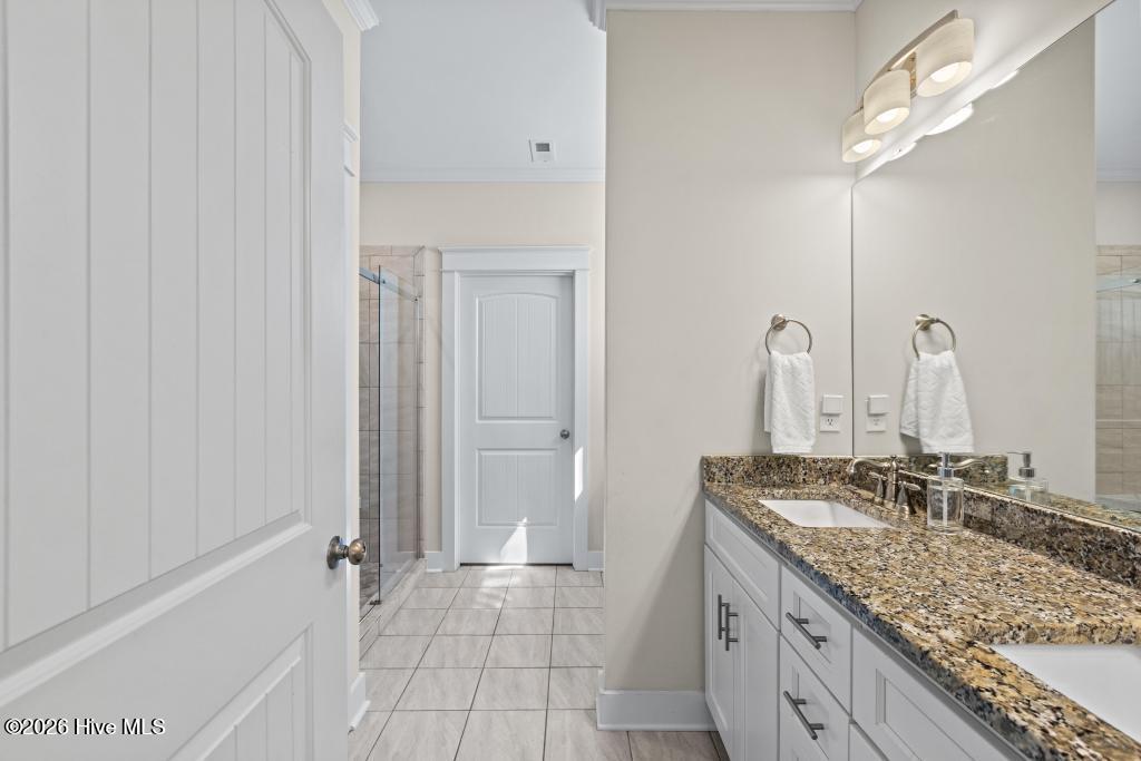 100560208 | Photo 23