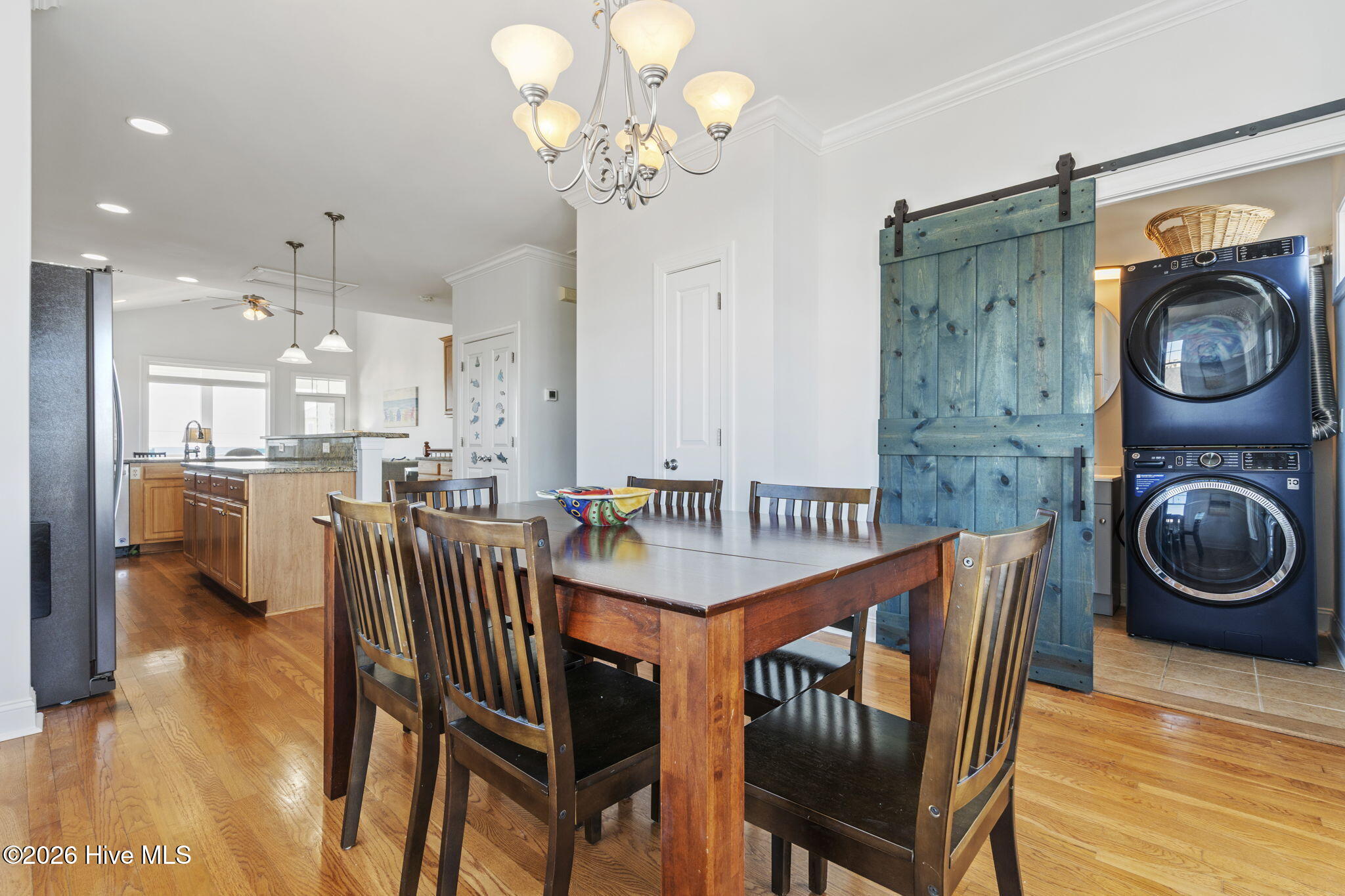 100553989 | Photo 12