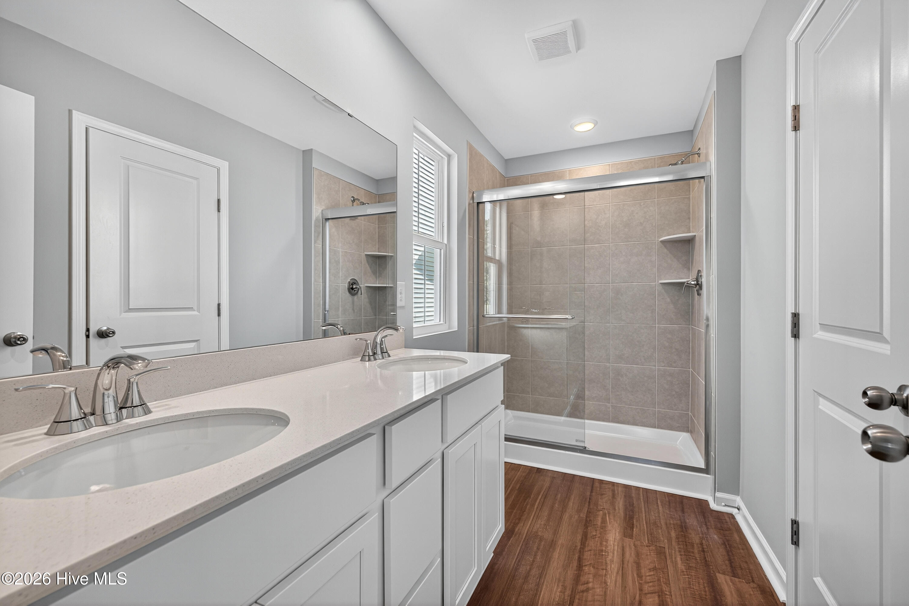 100554695 | Photo 33