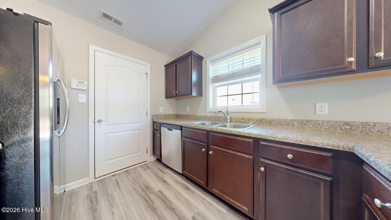 100569365 | Photo 12