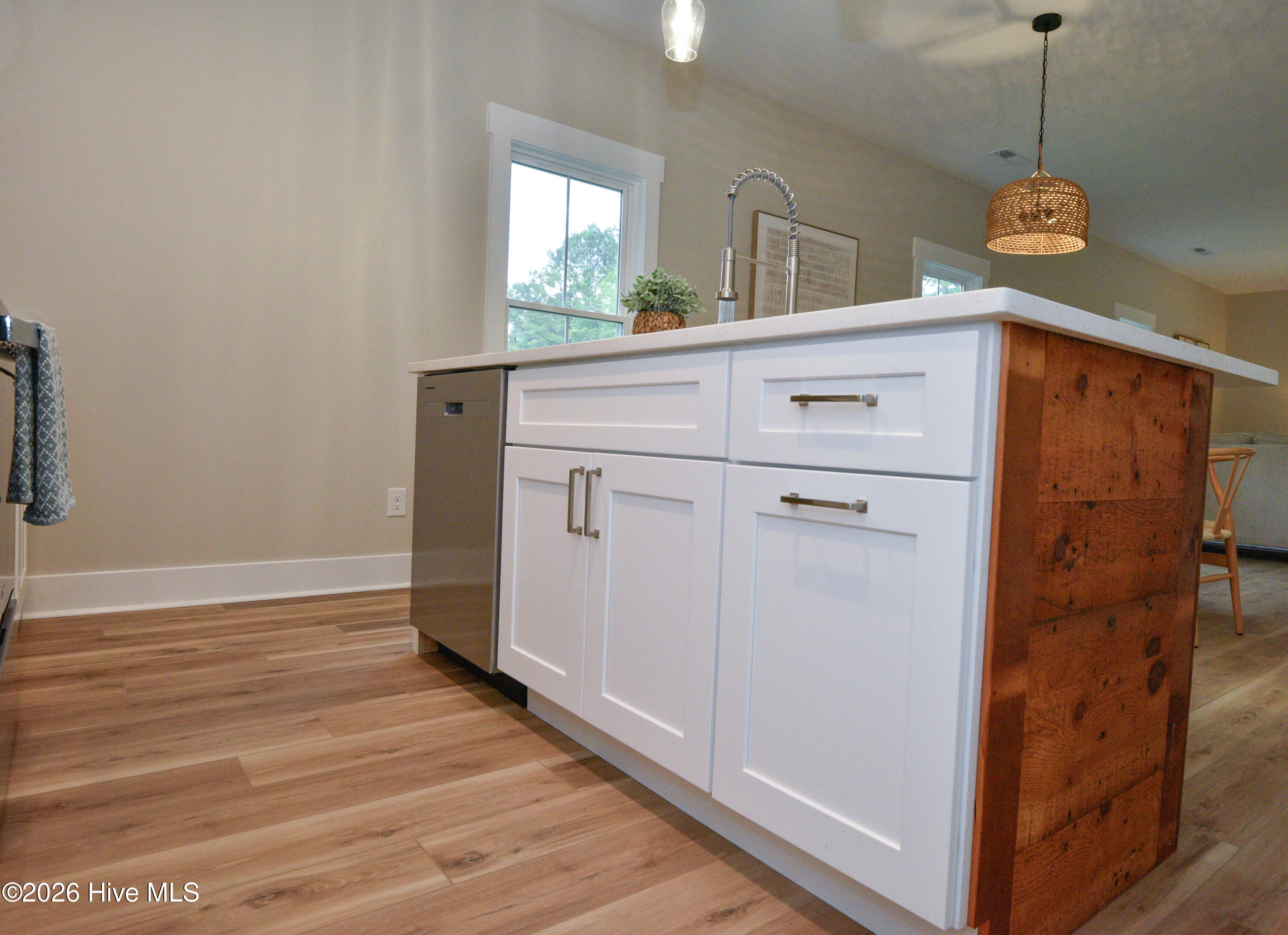 100569320 | Photo 28