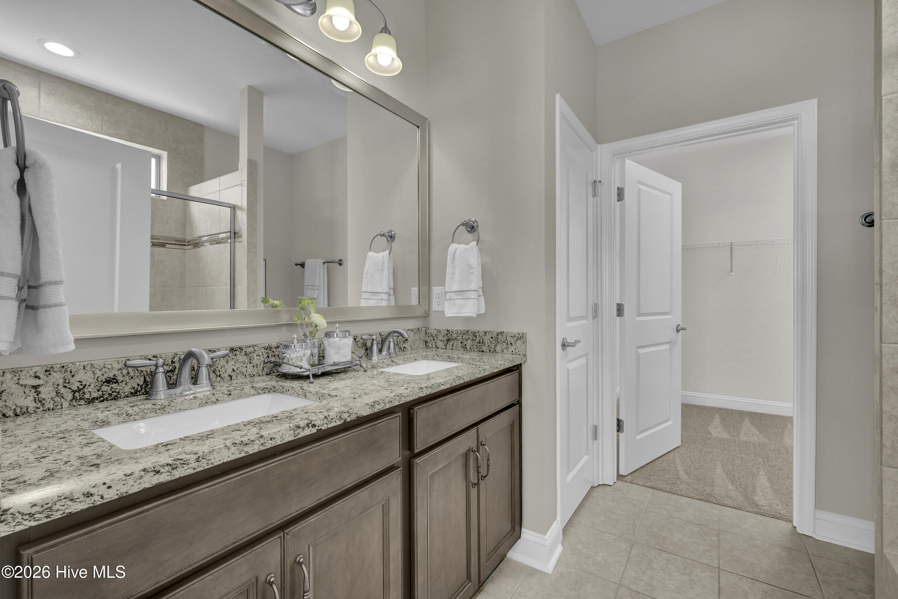 100567827 | Photo 23