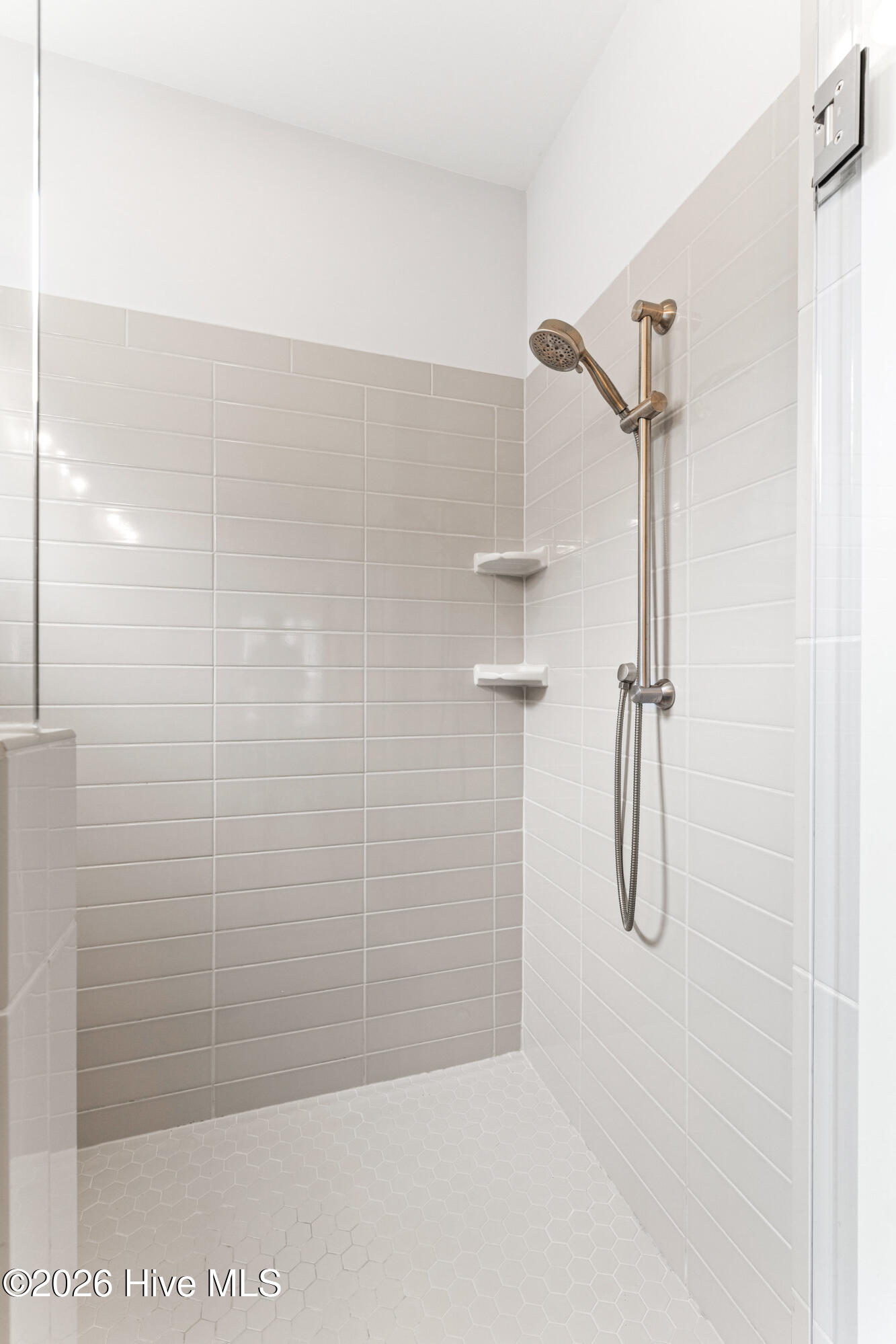 100548858 | Photo 18