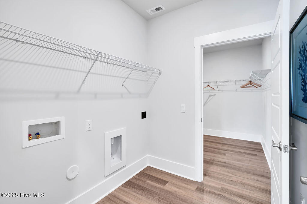 100558009 | Photo 26