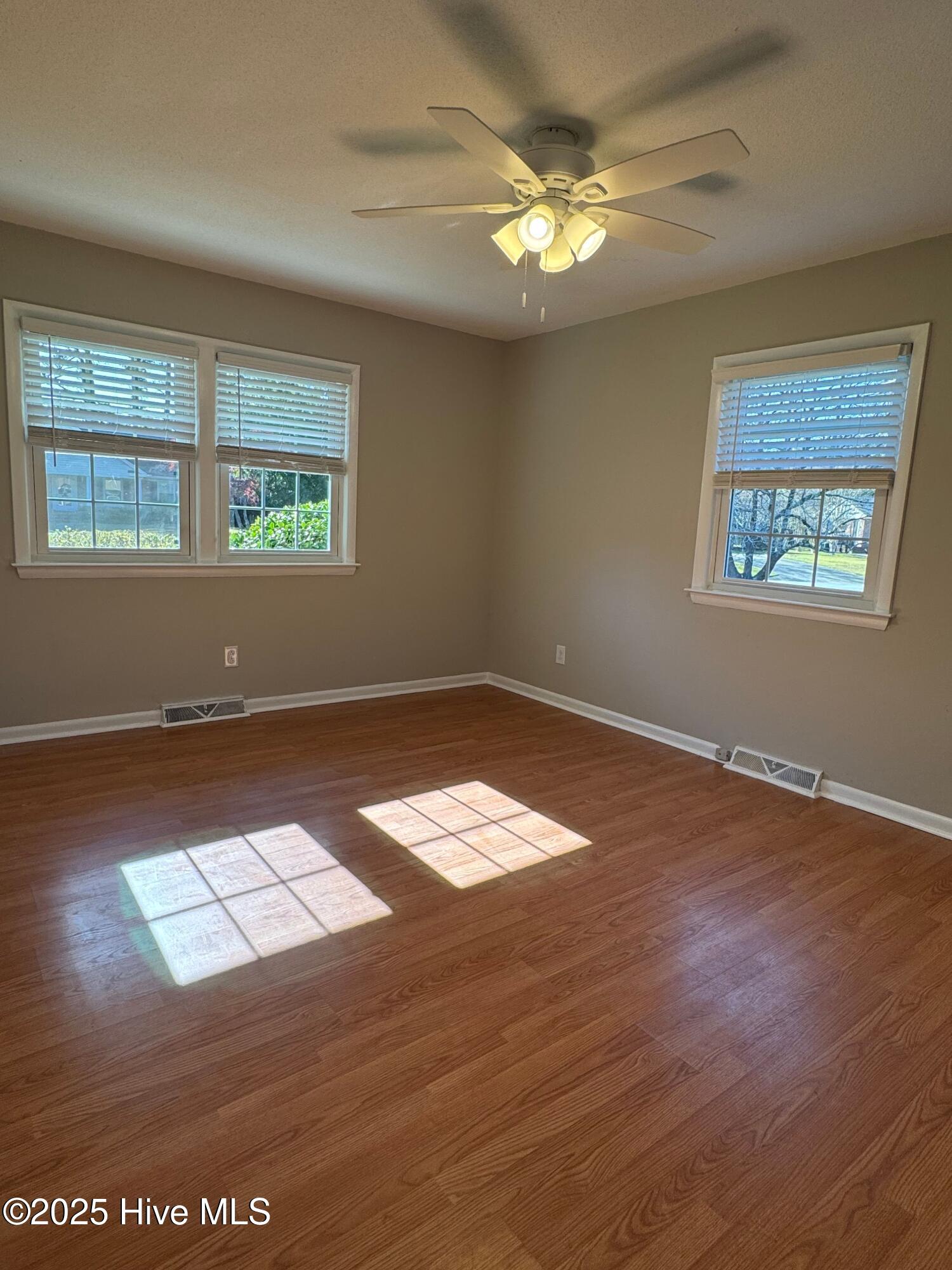 100542072 | Photo 26