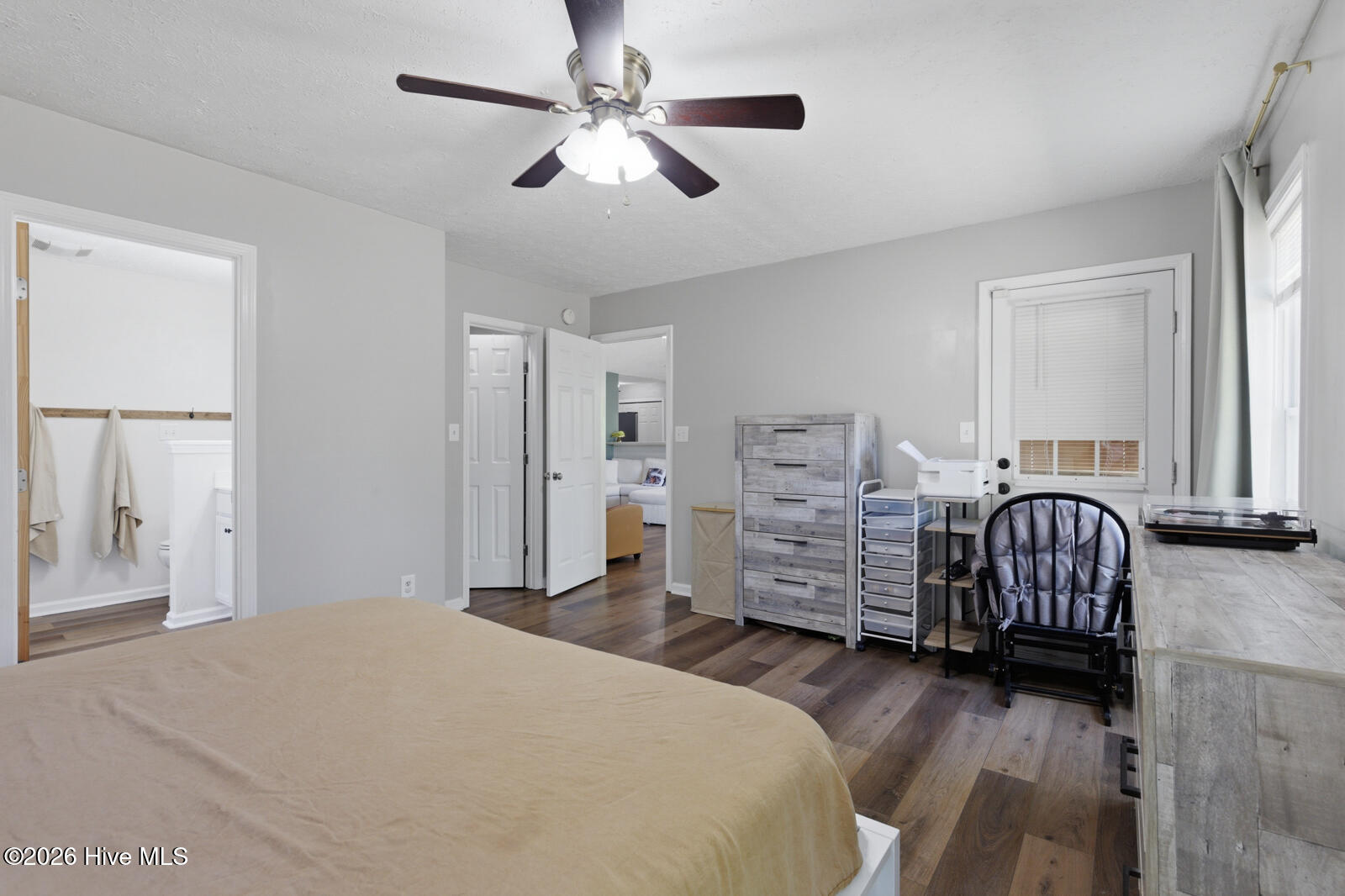 100568997 | Photo 27