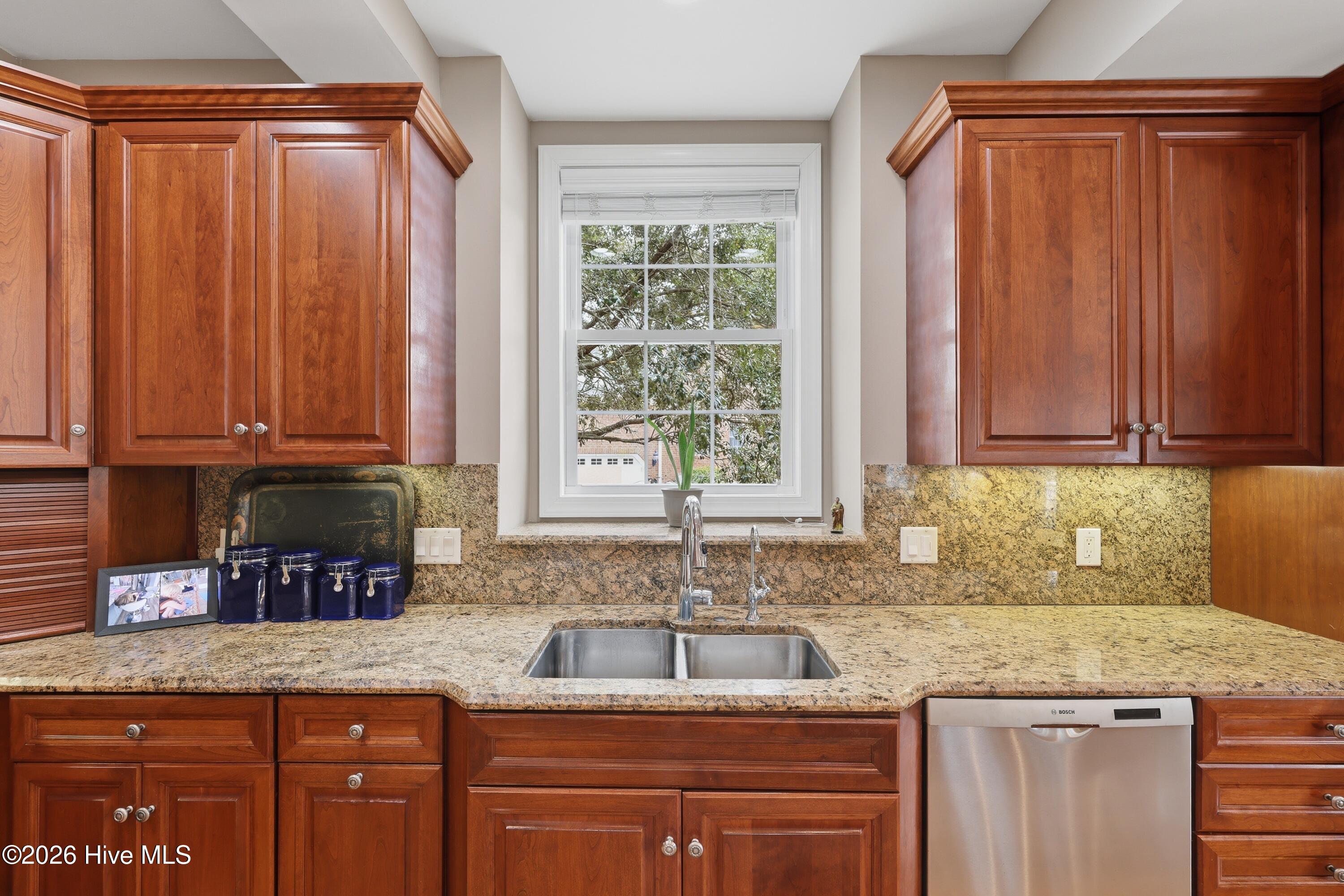 100558451 | Photo 23