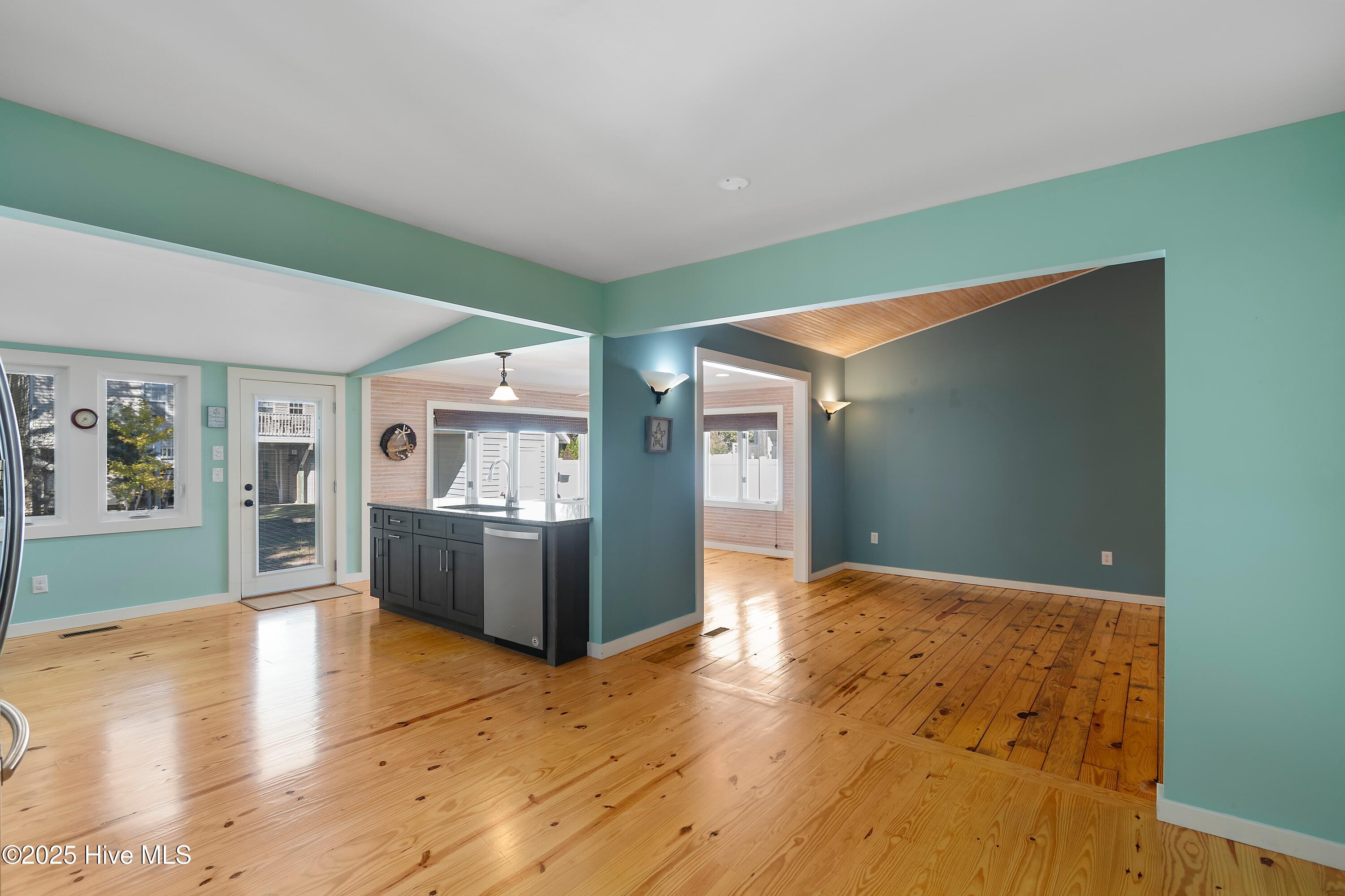 100537849 | Photo 24