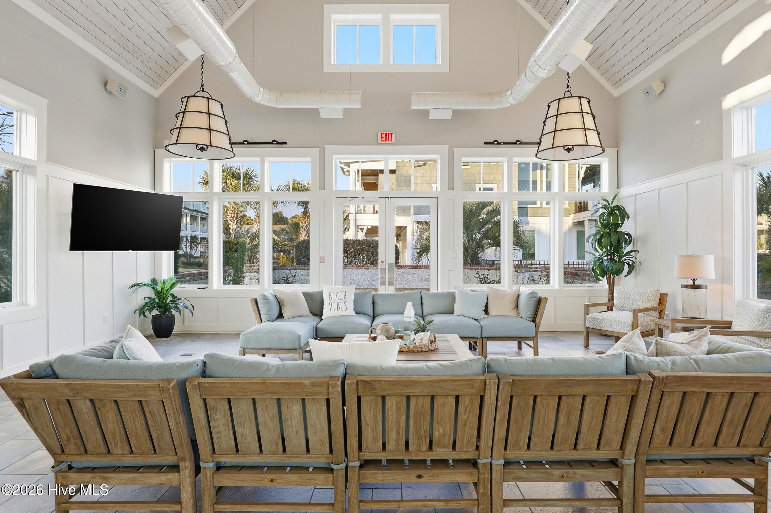 100567048 | Photo 46