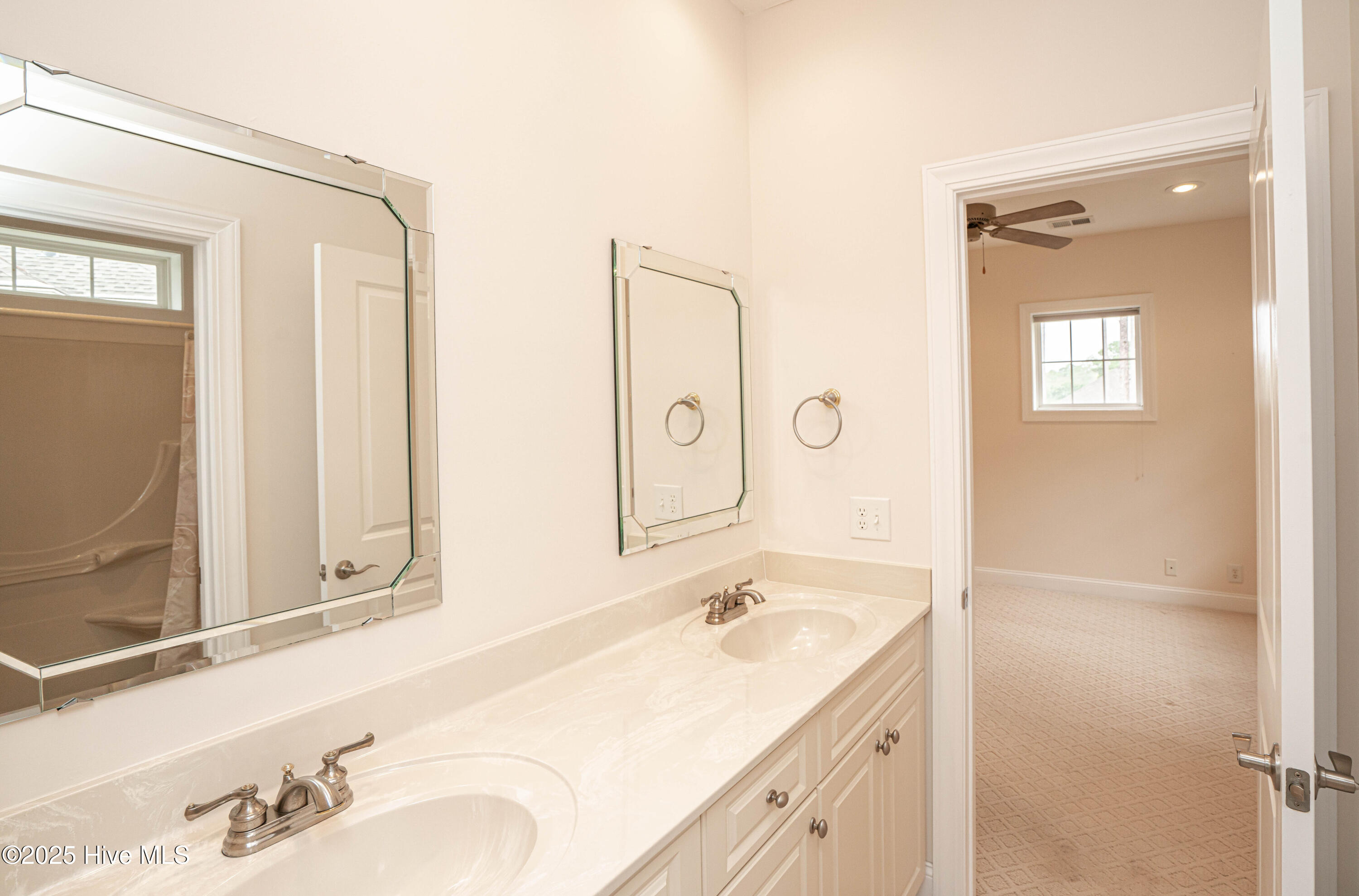 100530810 | Photo 36