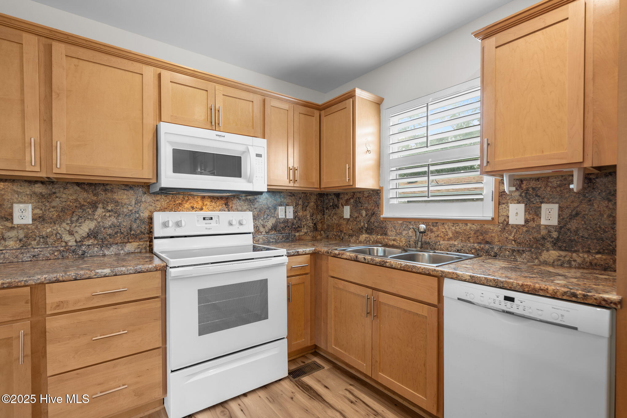 100529995 | Photo 16