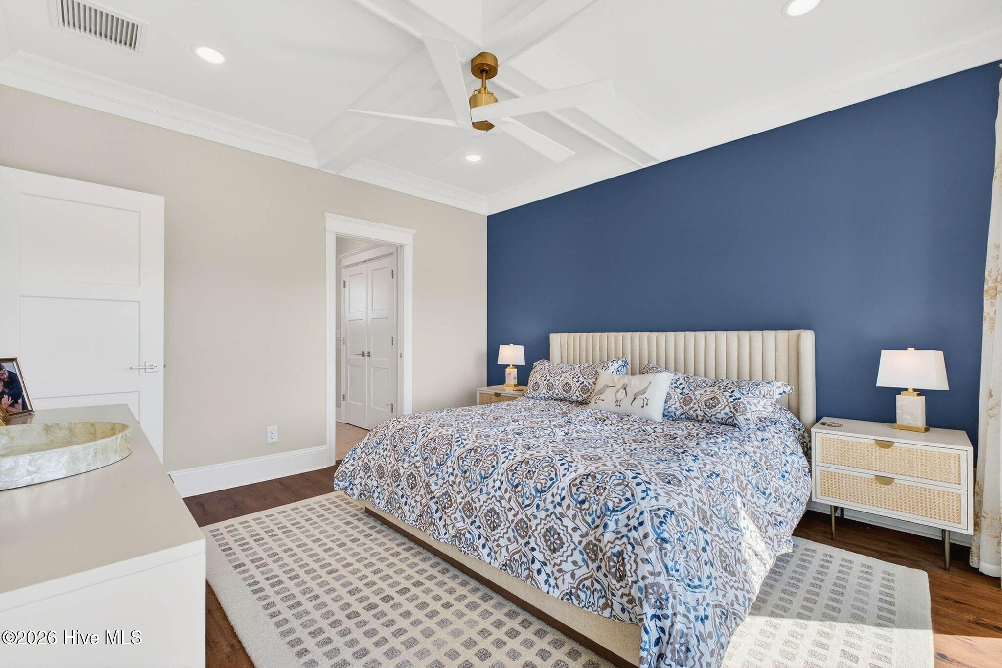 100561334 | Photo 33