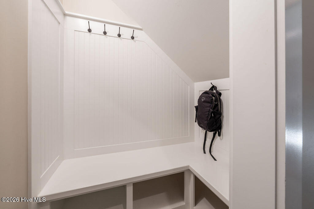 100558848 | Photo 40