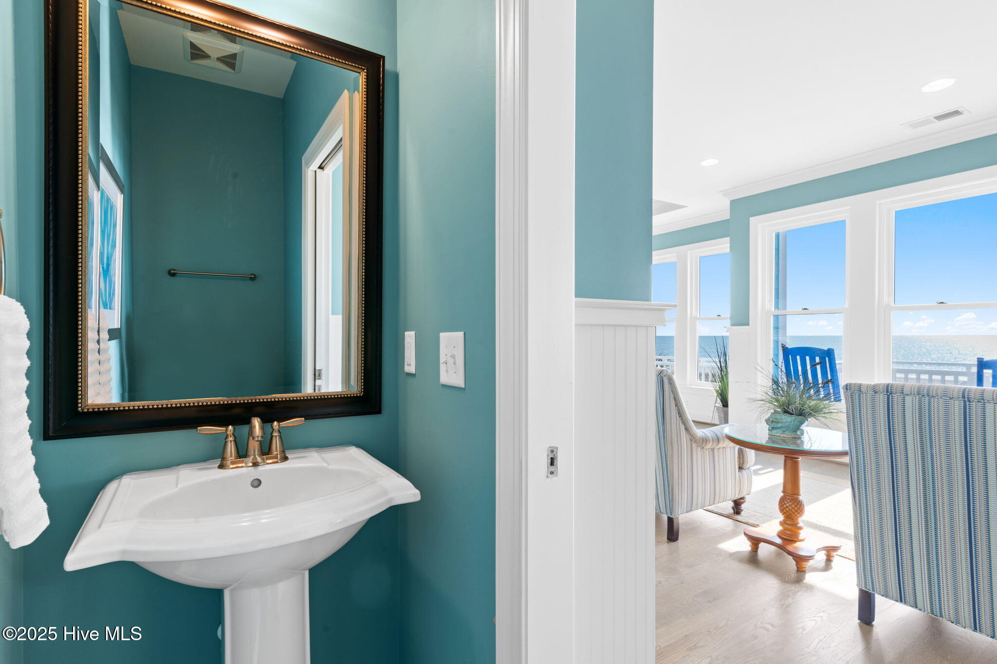 100542576 | Photo 33