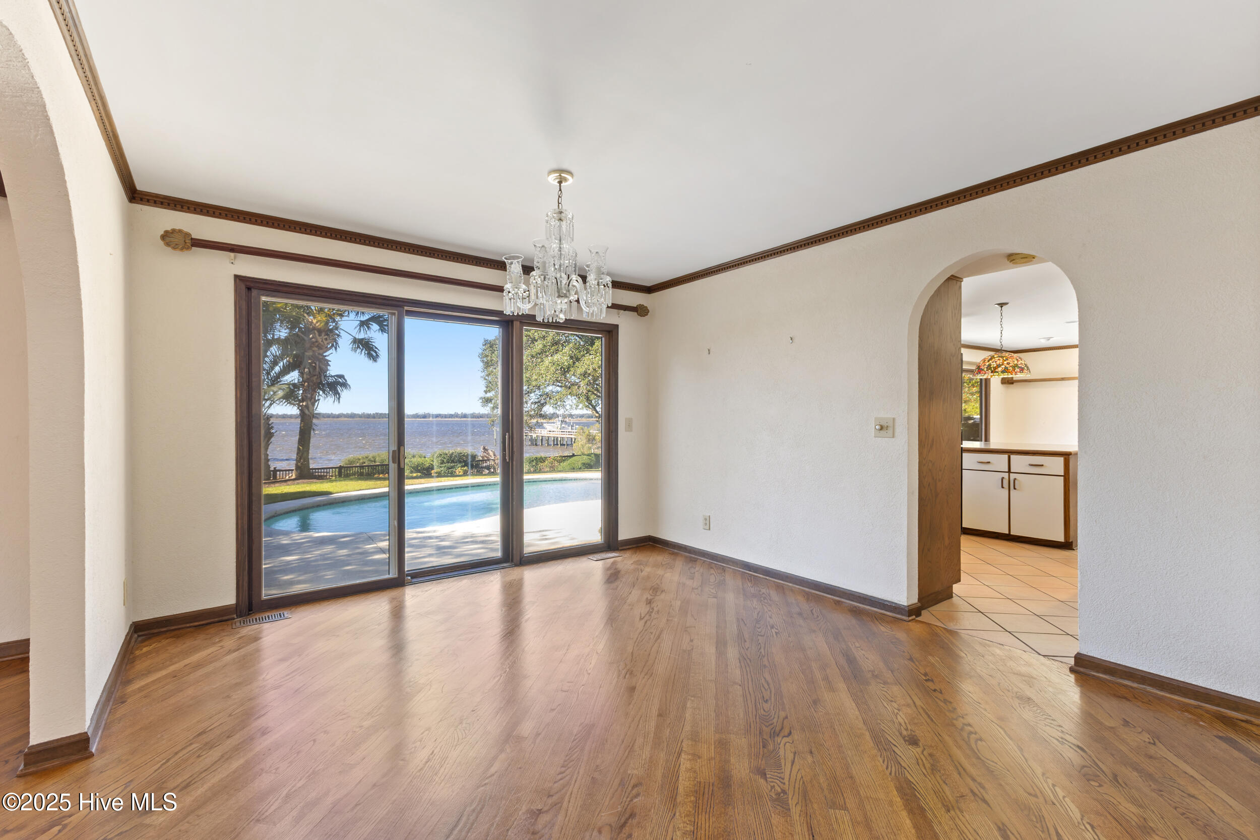 100541018 | Photo 15