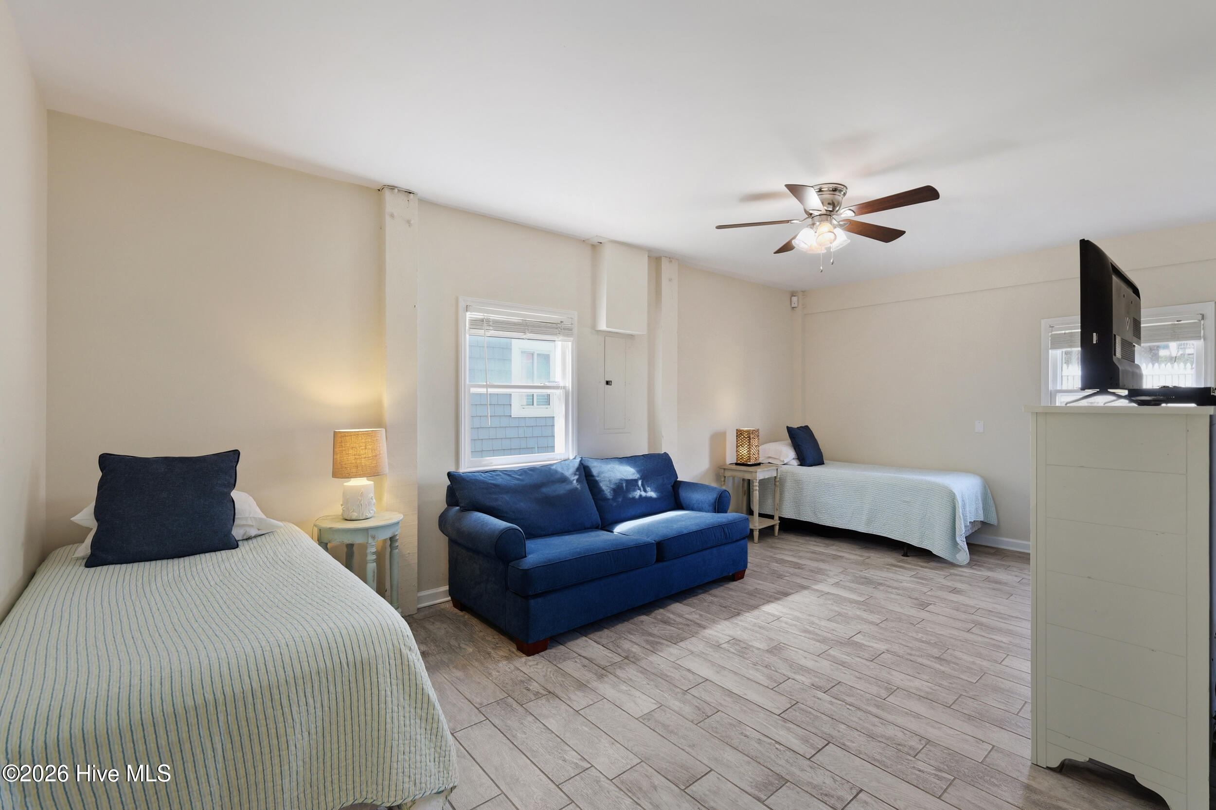 100561472 | Photo 38