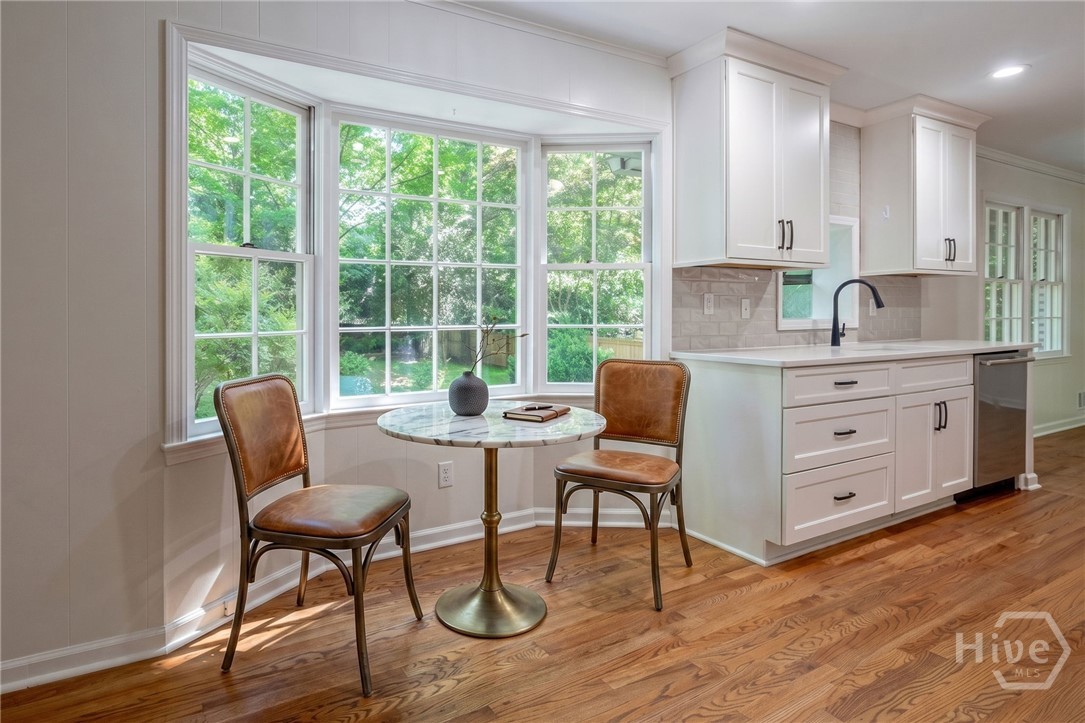 Breakfast Nook: Enjoy morning coffee in the sunny