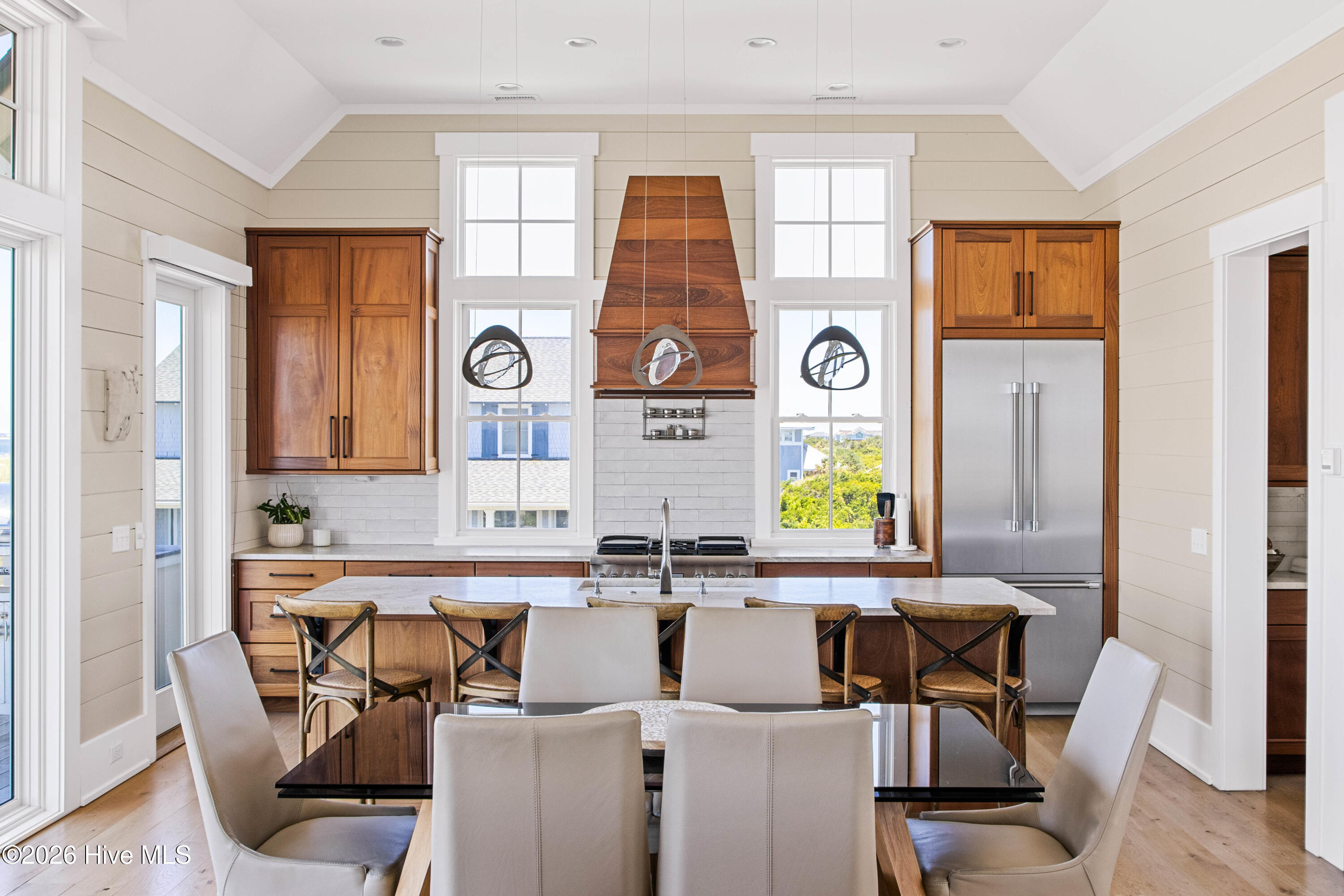 100569964 | Photo 13