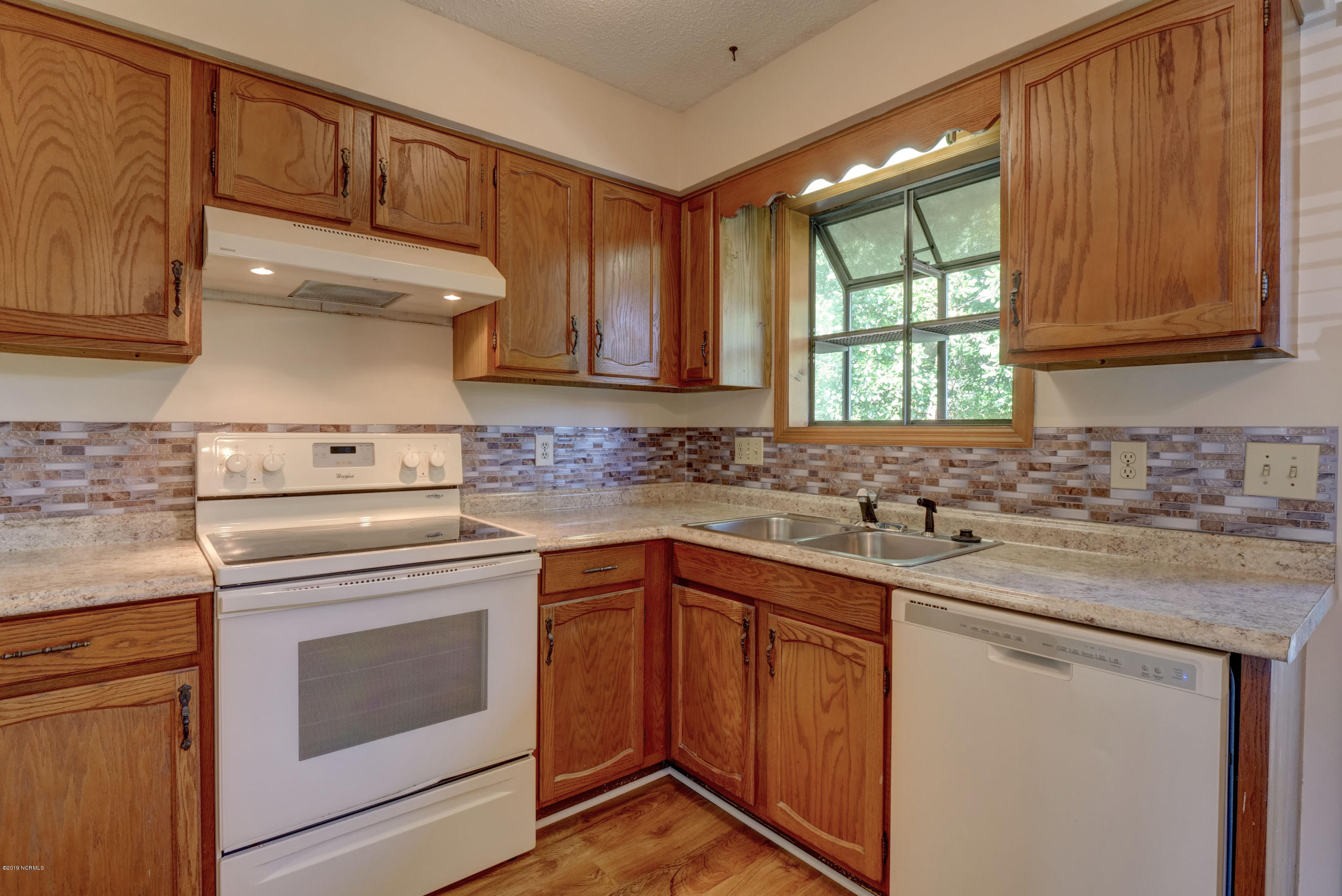 100549177 | Photo 12