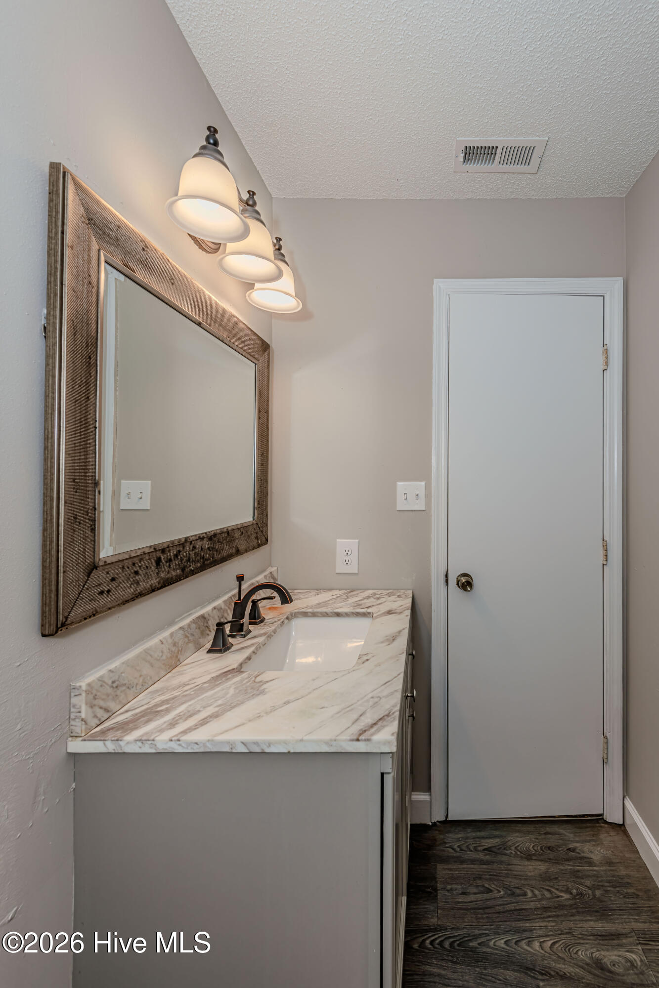 100568106 | Photo 41