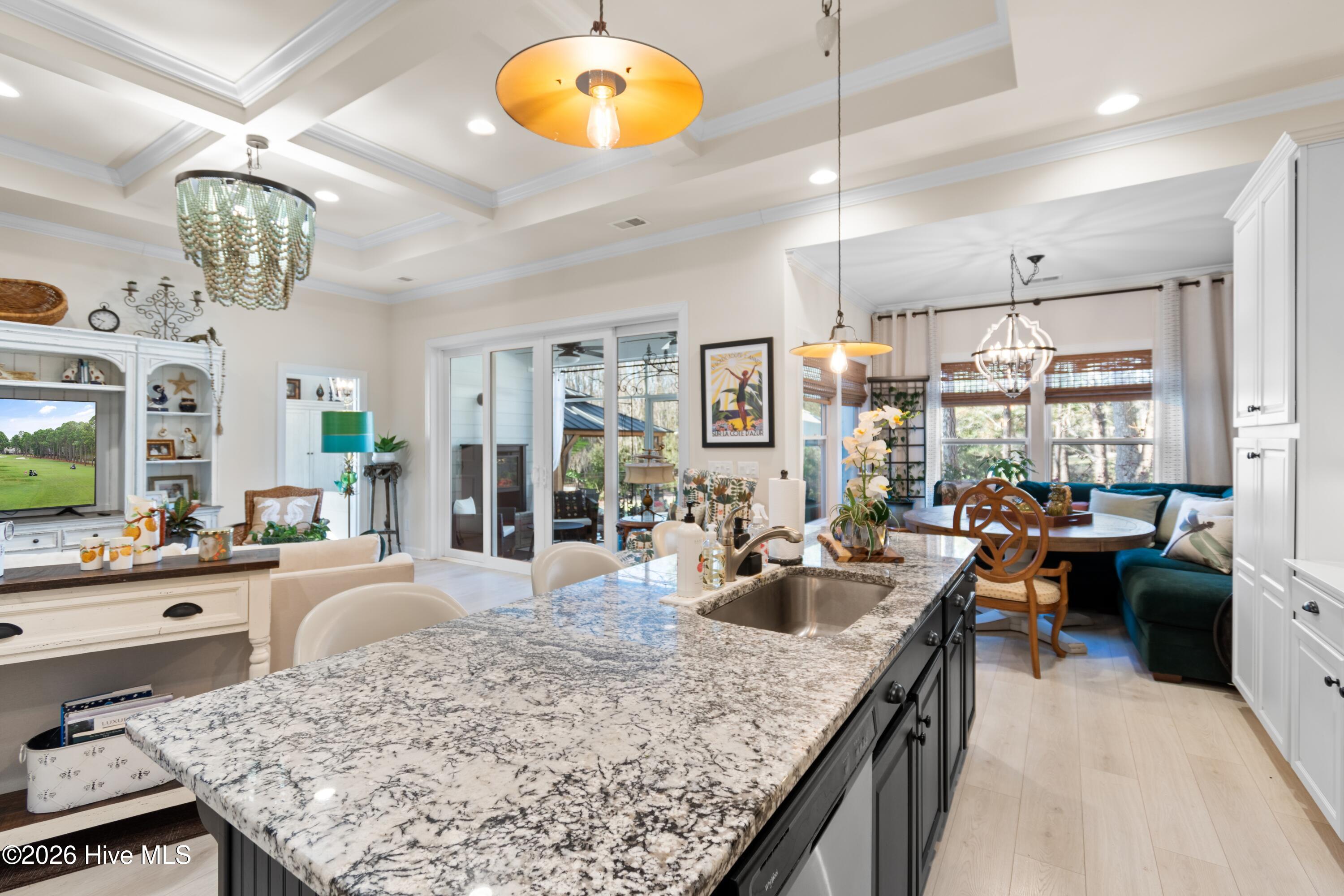 100561592 | Photo 16