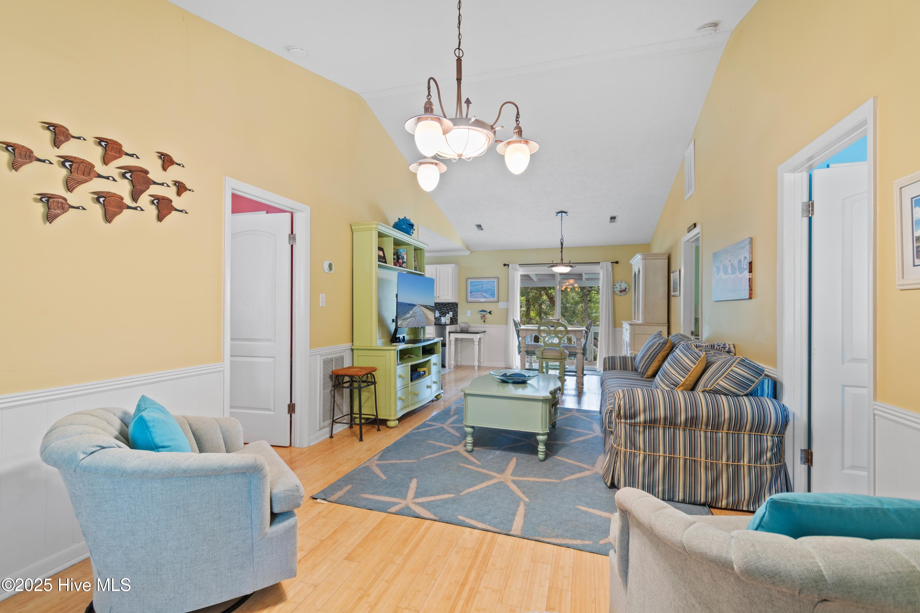 100535762 | Photo 30