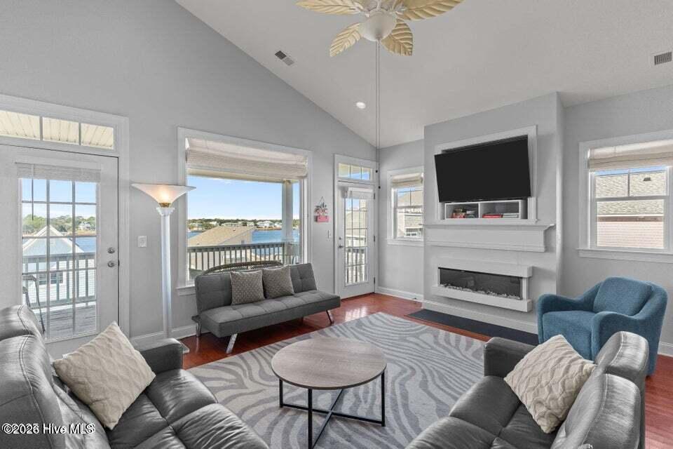 100570467 | Photo 16