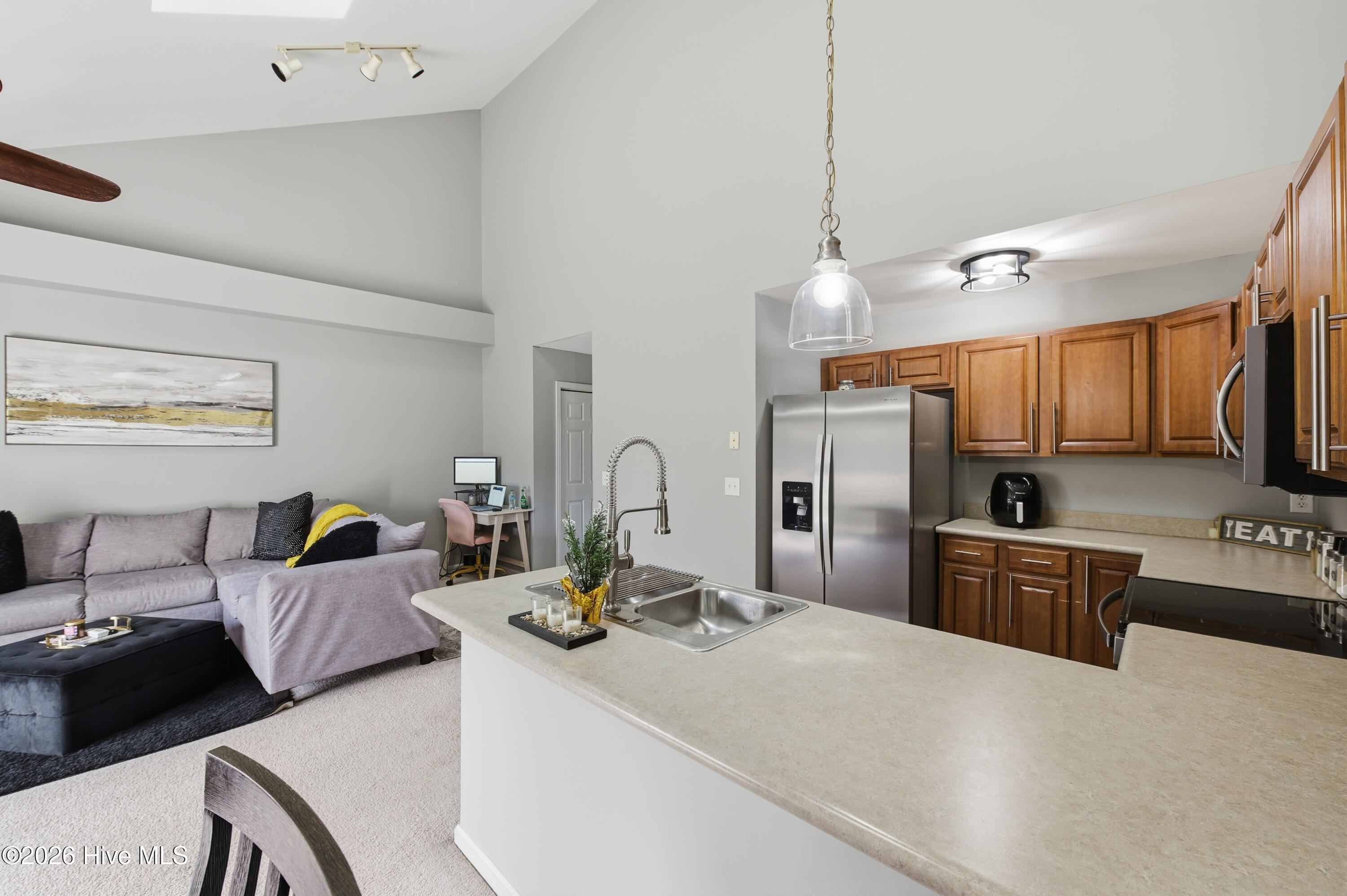 100527386 | Photo 10