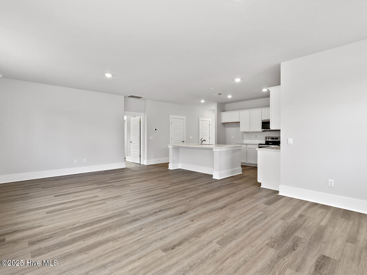 100518802 | Photo 15