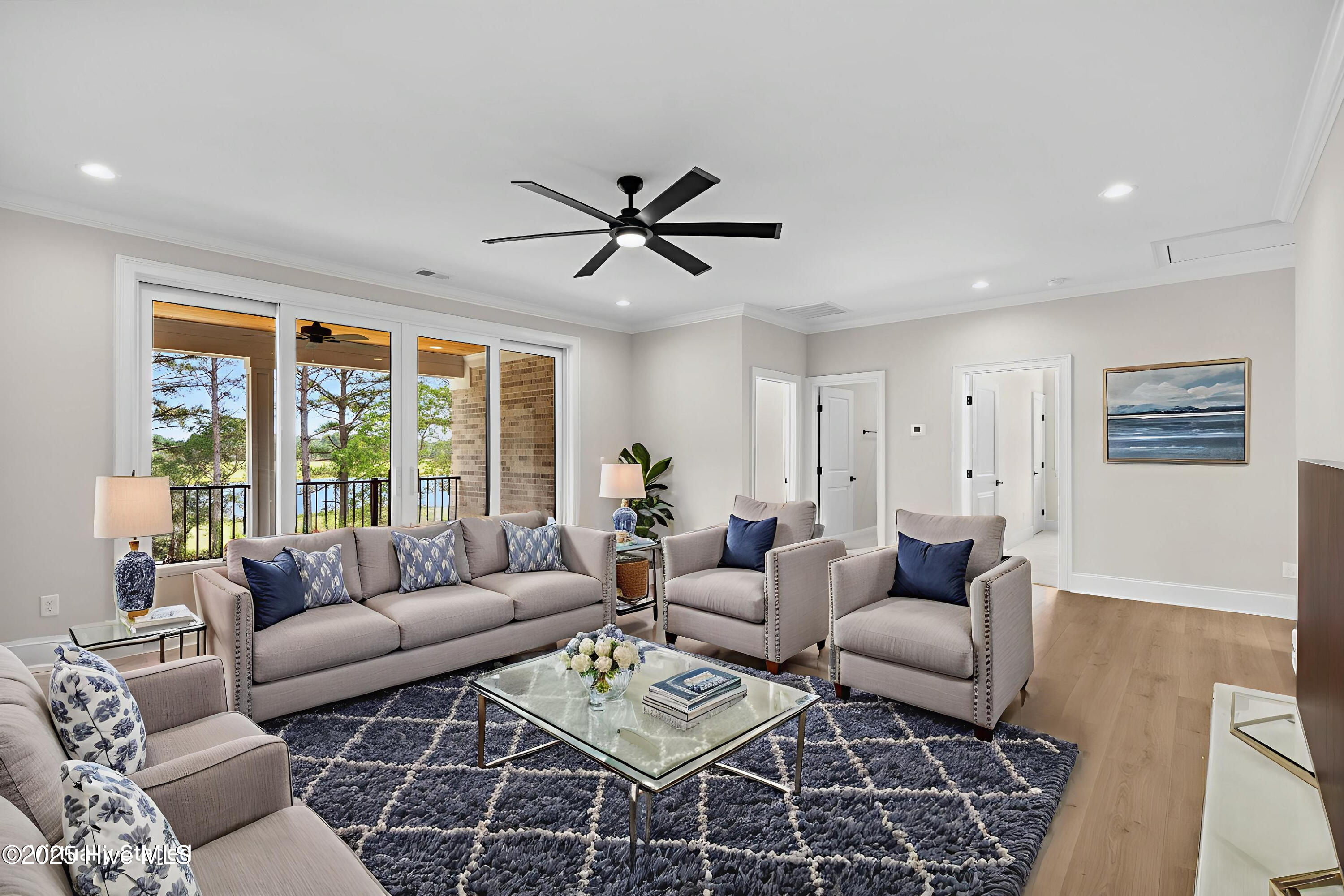 100547406 | Photo 43