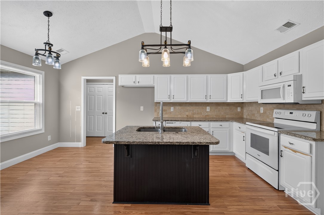 Beautiful, bright Kitchen