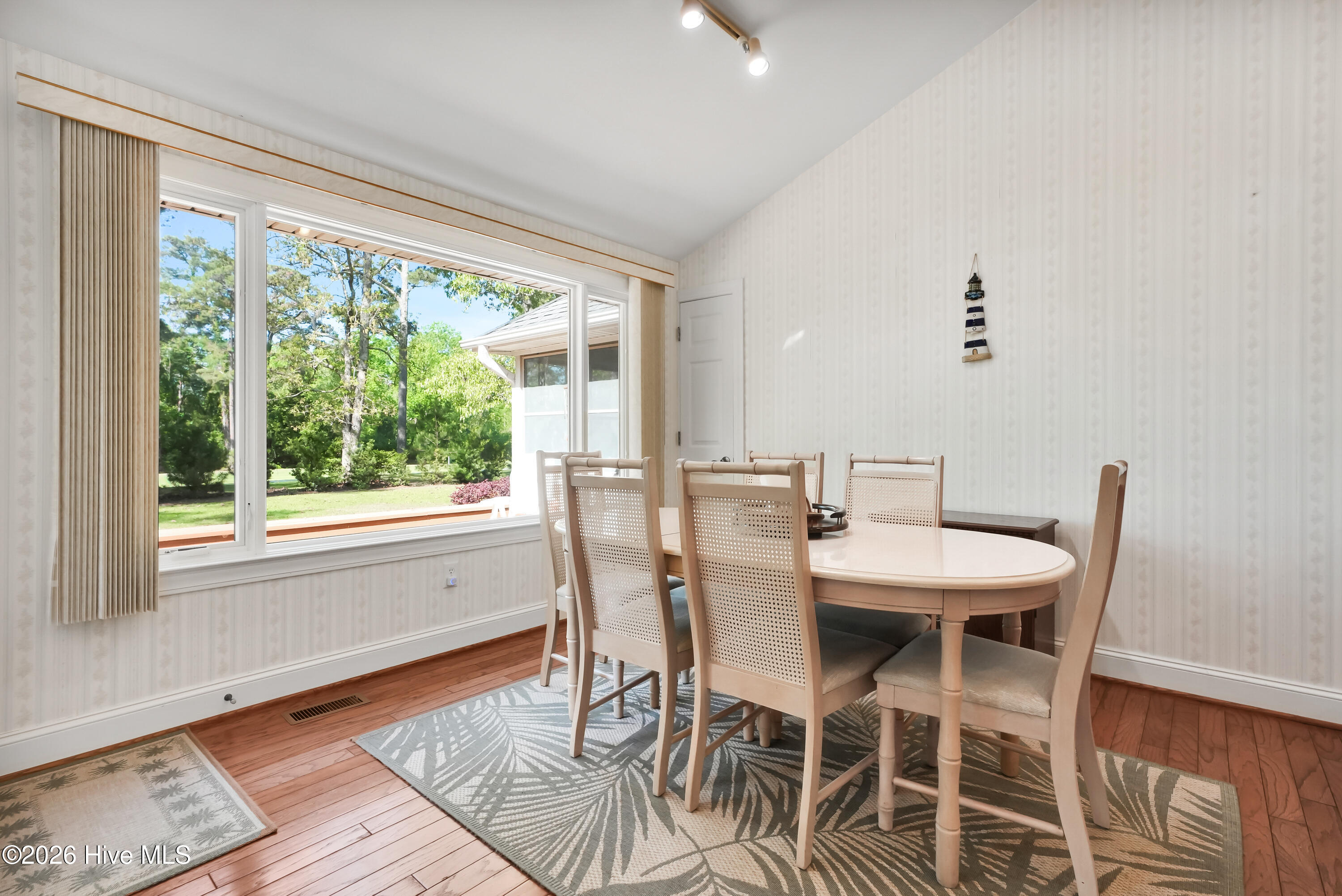 100567703 | Photo 12