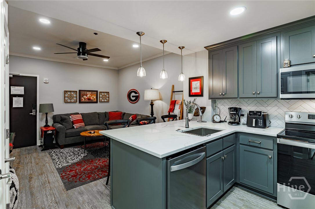 250 Broad Street W 811