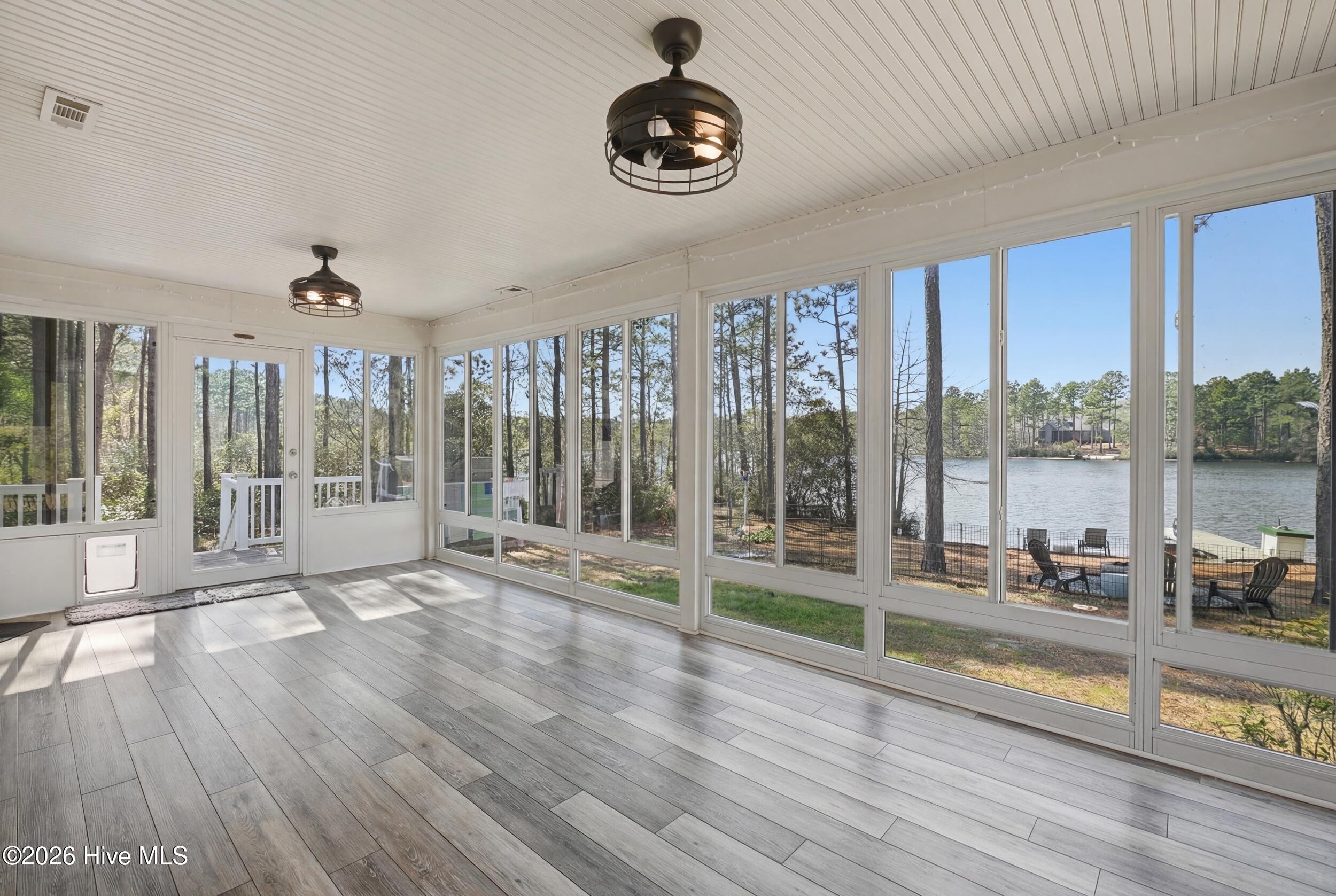 100565699 | Photo 24