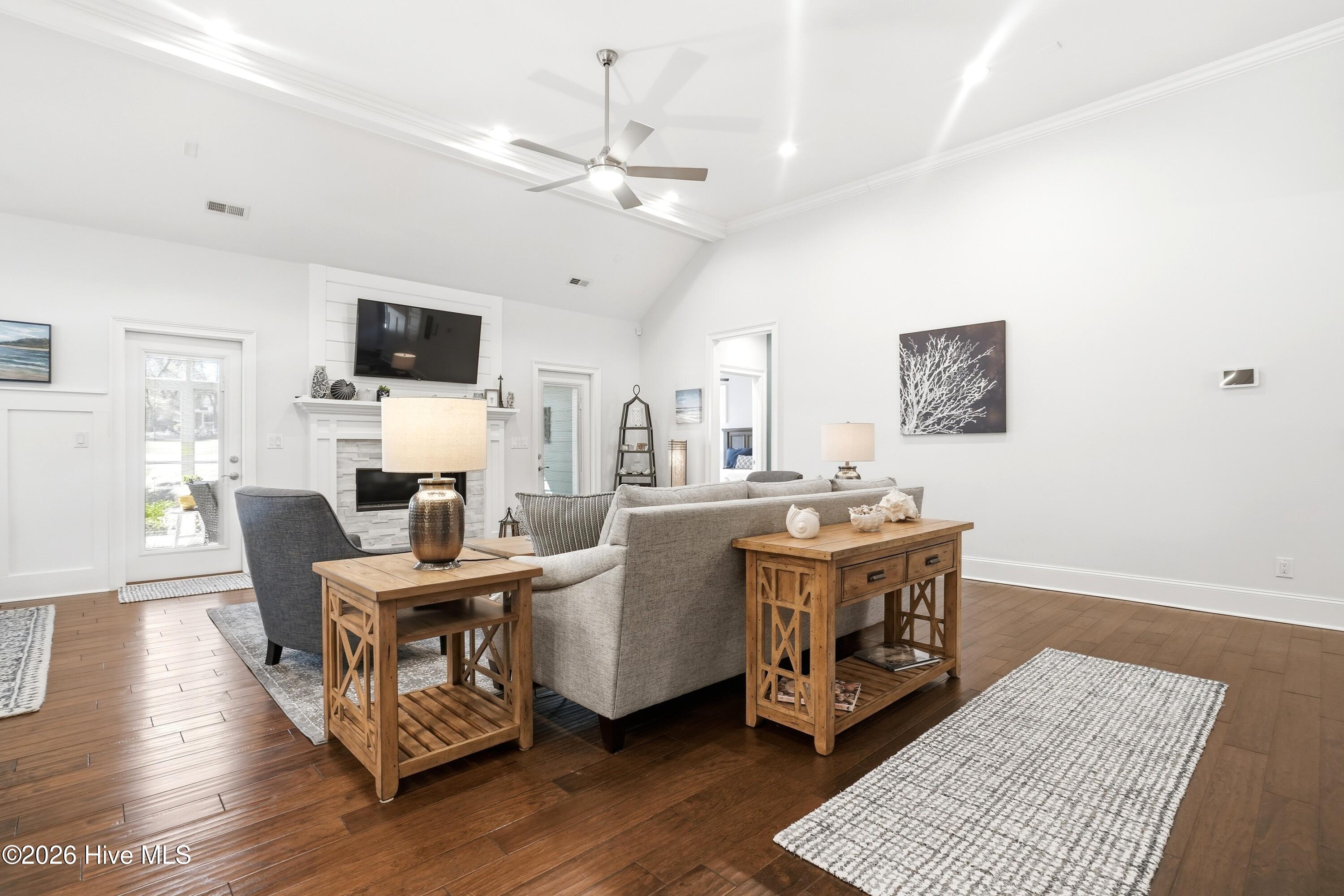 100561923 | Photo 16