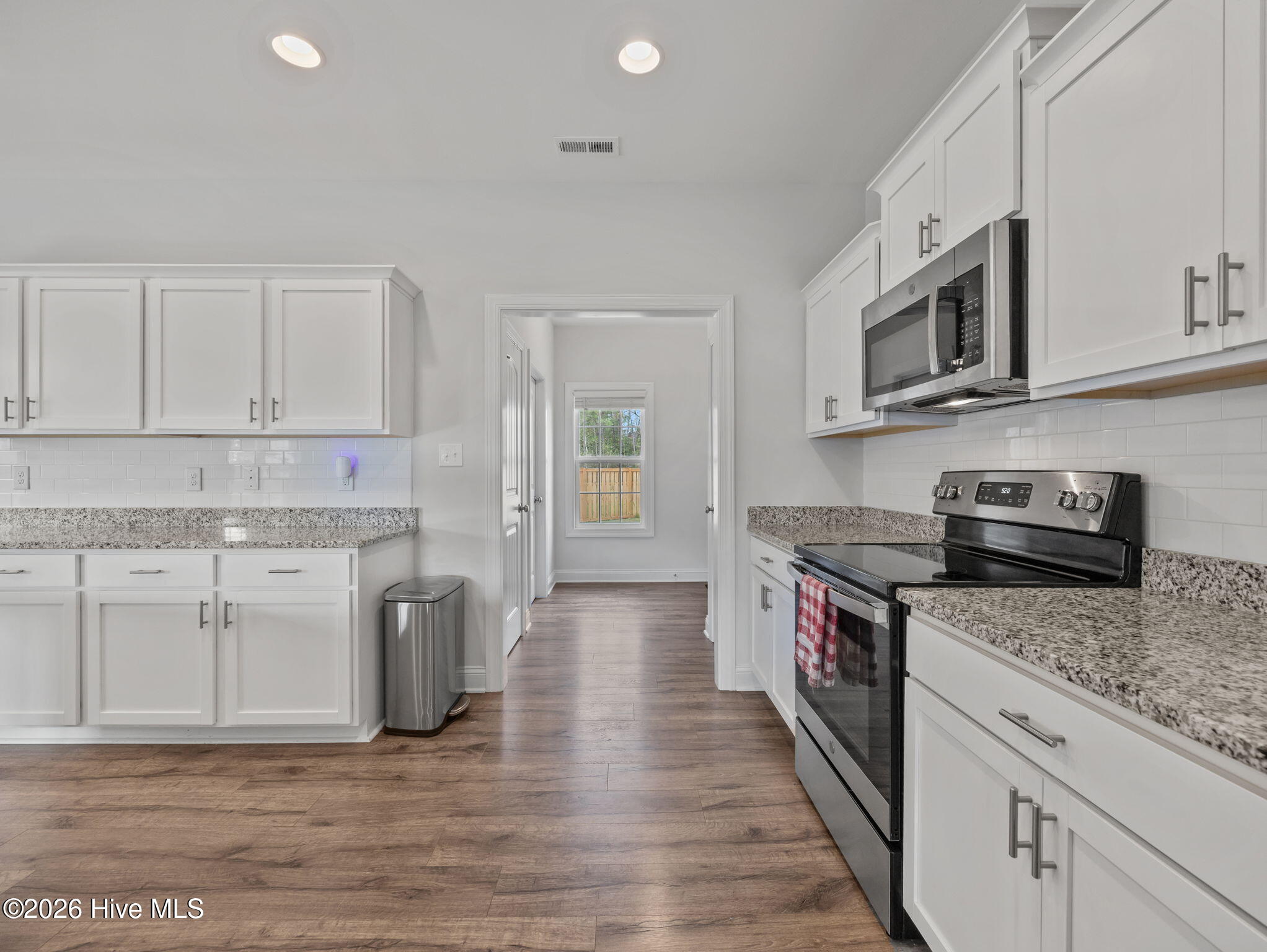 100563779 | Photo 16