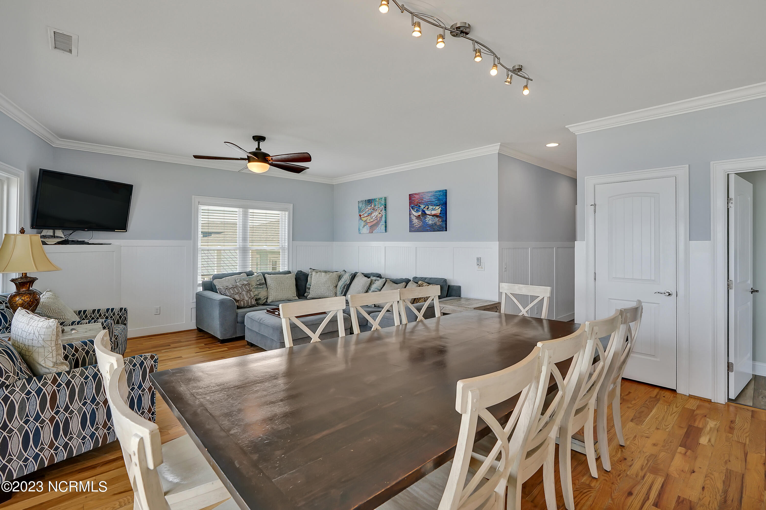 100558730 | Photo 25