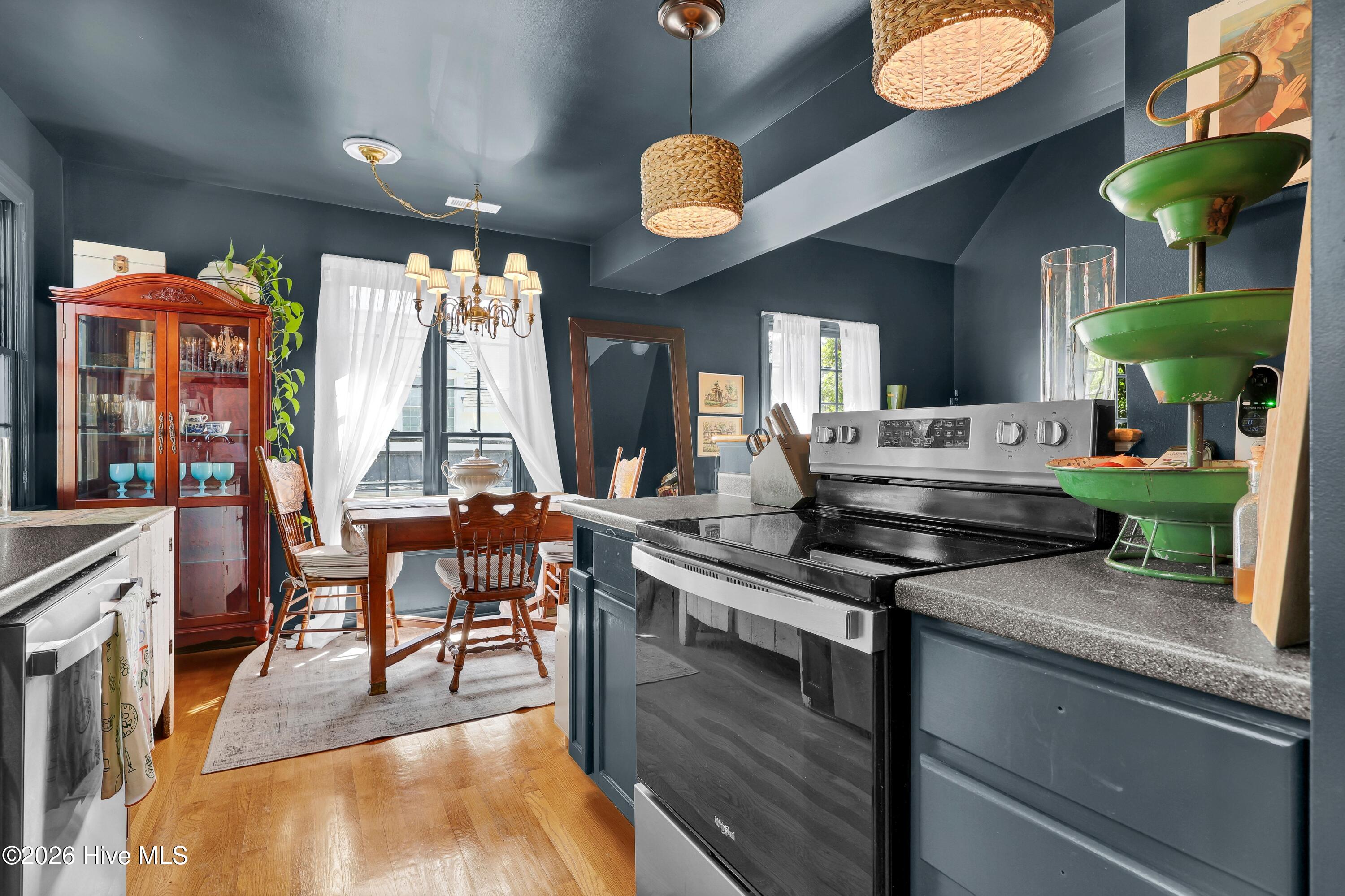 100570649 | Photo 53