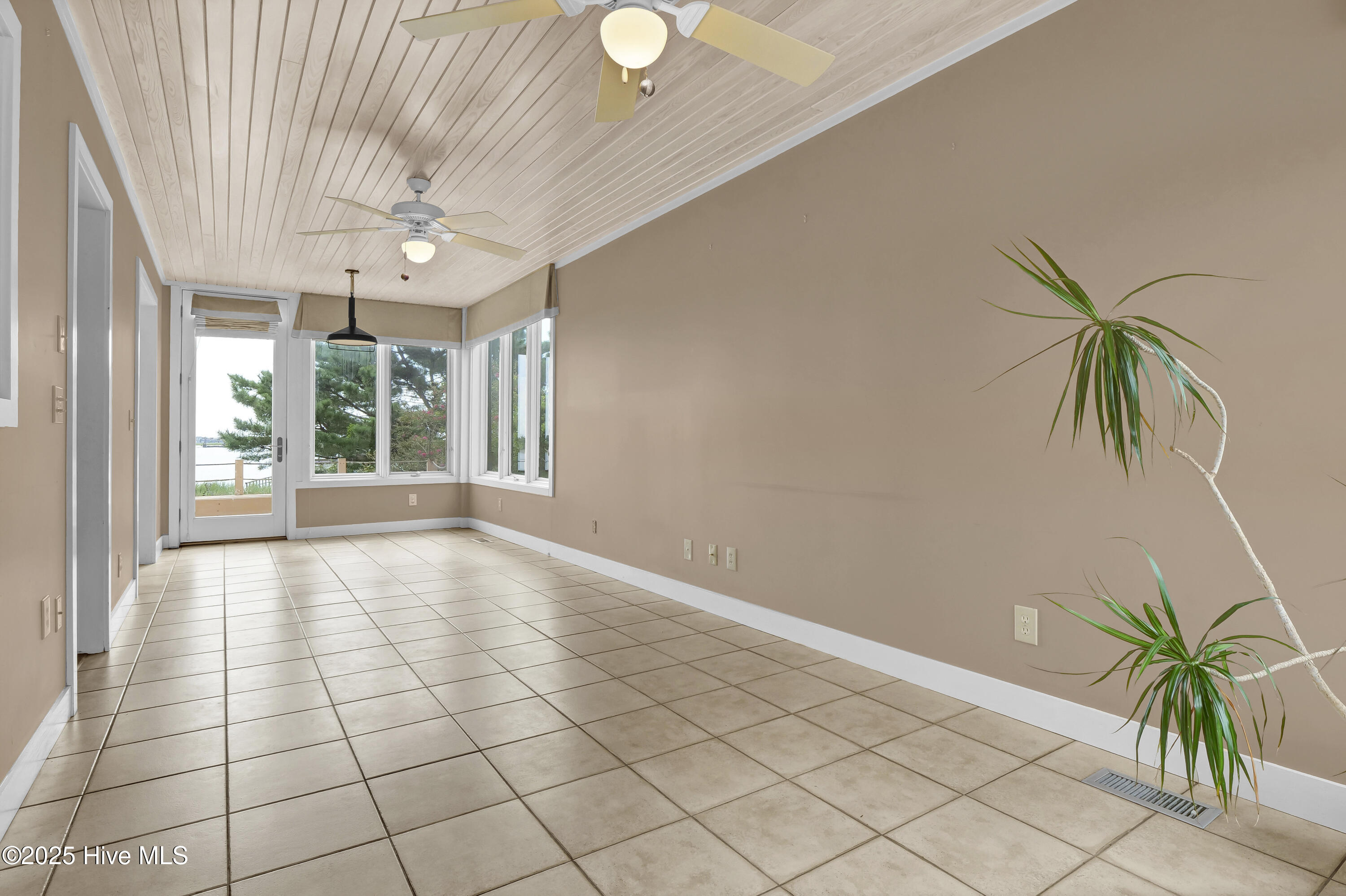 100527389 | Photo 12